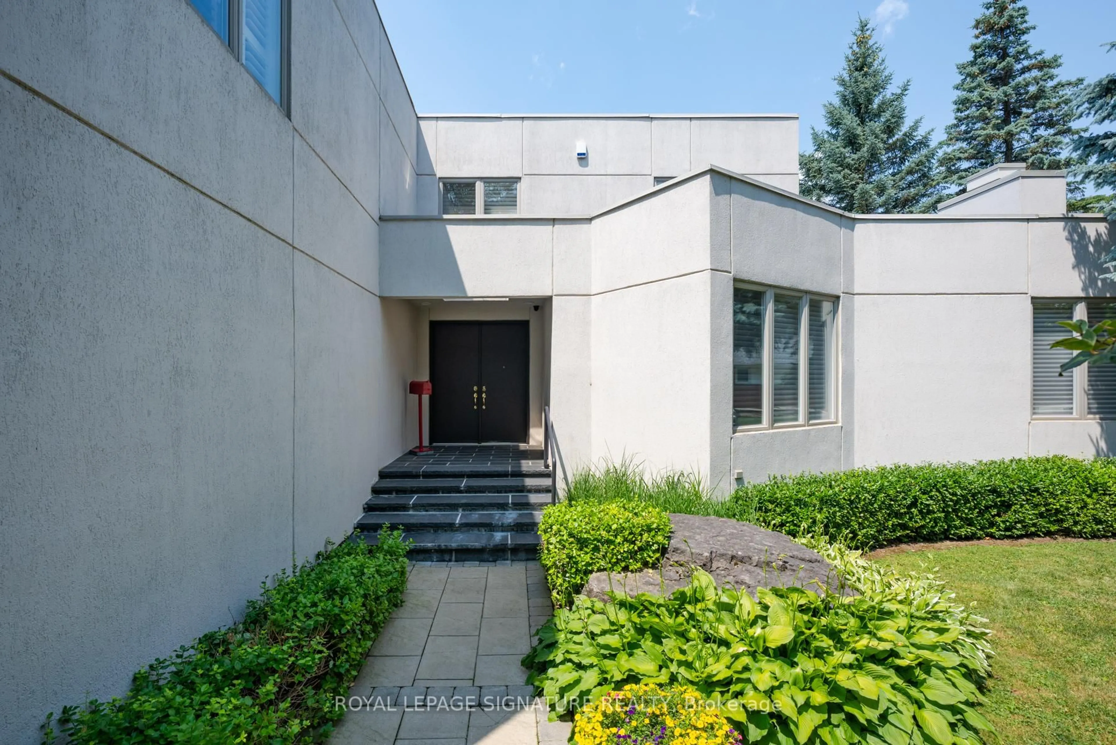 Indoor foyer for 8 Harrison Rd, Toronto Ontario M2L 1V2