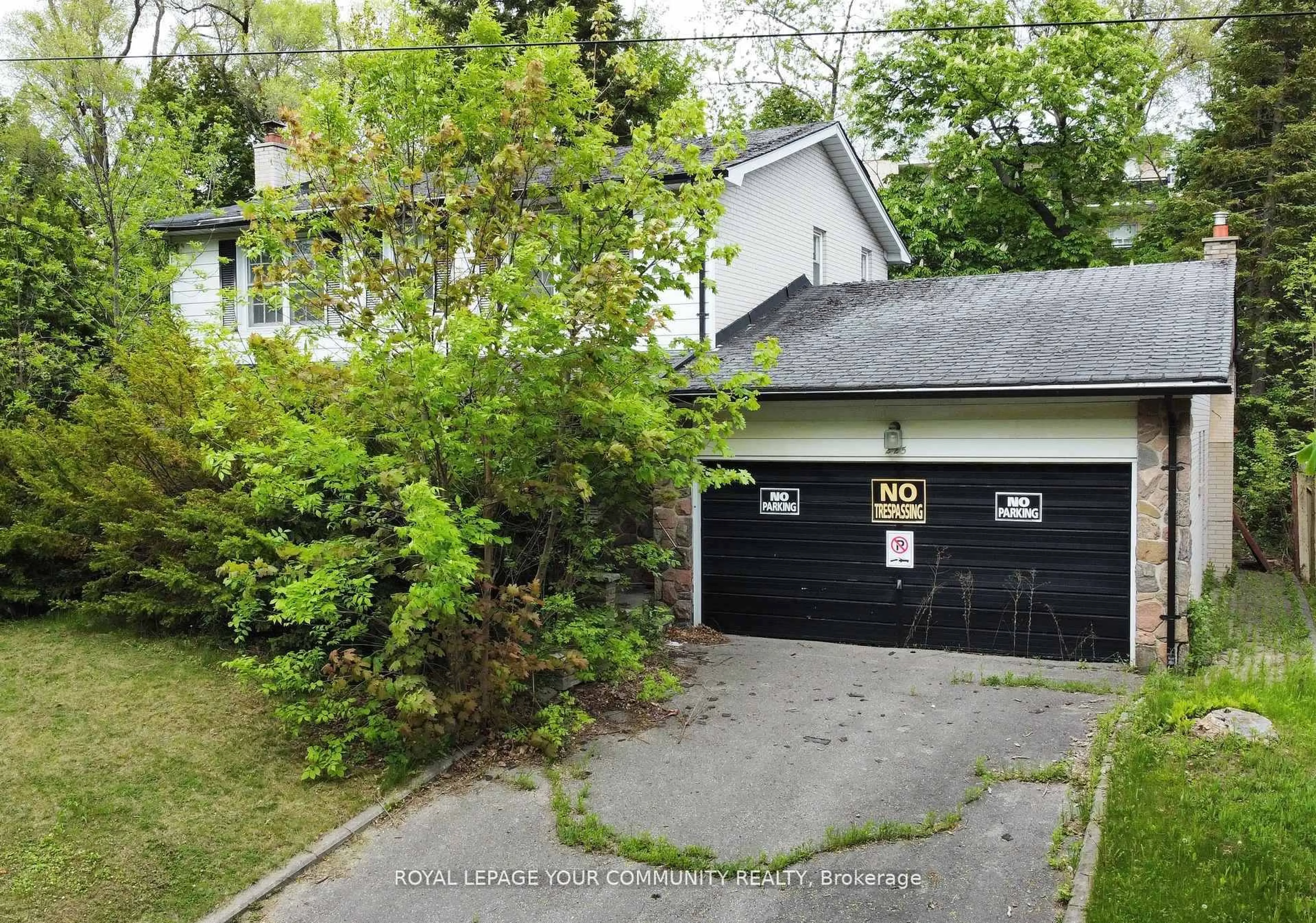 A pic from outside/outdoor area/front of a property/back of a property/a pic from drone, street for 225 Old Yonge St, Toronto Ontario M2P 1R5