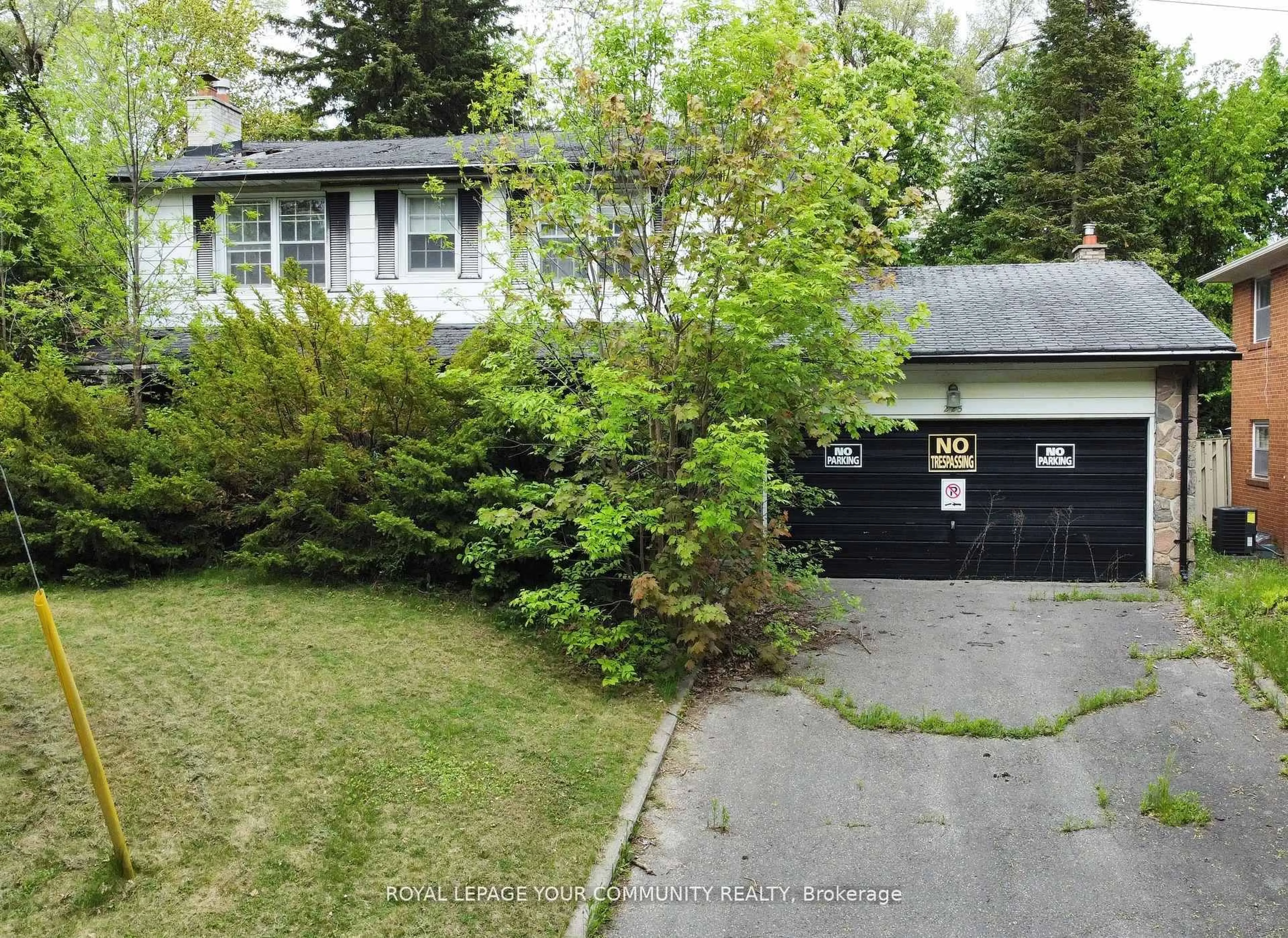 A pic from outside/outdoor area/front of a property/back of a property/a pic from drone, street for 225 Old Yonge St, Toronto Ontario M2P 1R5