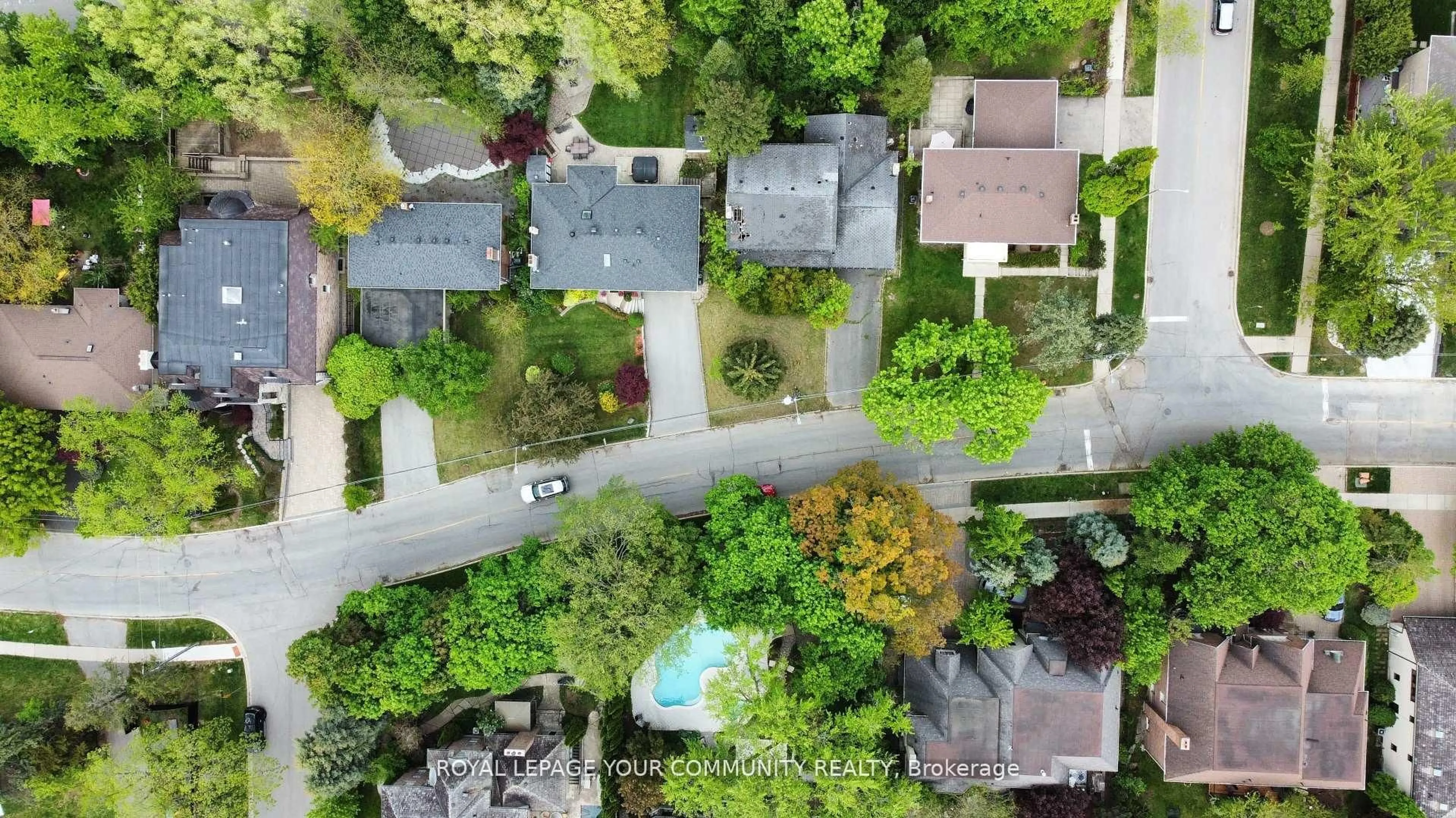 A pic from outside/outdoor area/front of a property/back of a property/a pic from drone, street for 225 Old Yonge St, Toronto Ontario M2P 1R5