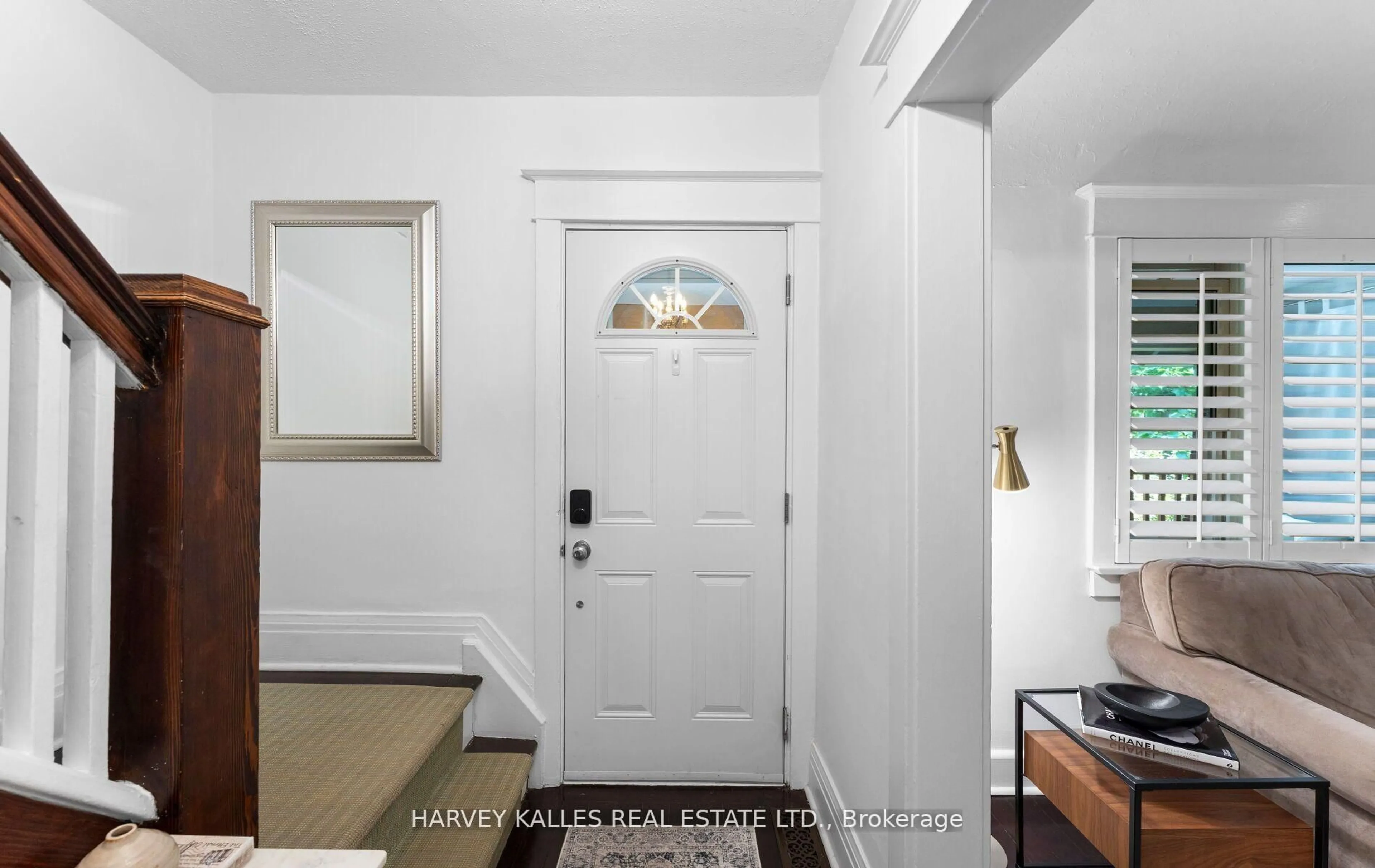 Indoor entryway for 306 Wychwood Ave, Toronto Ontario M6C 2T8