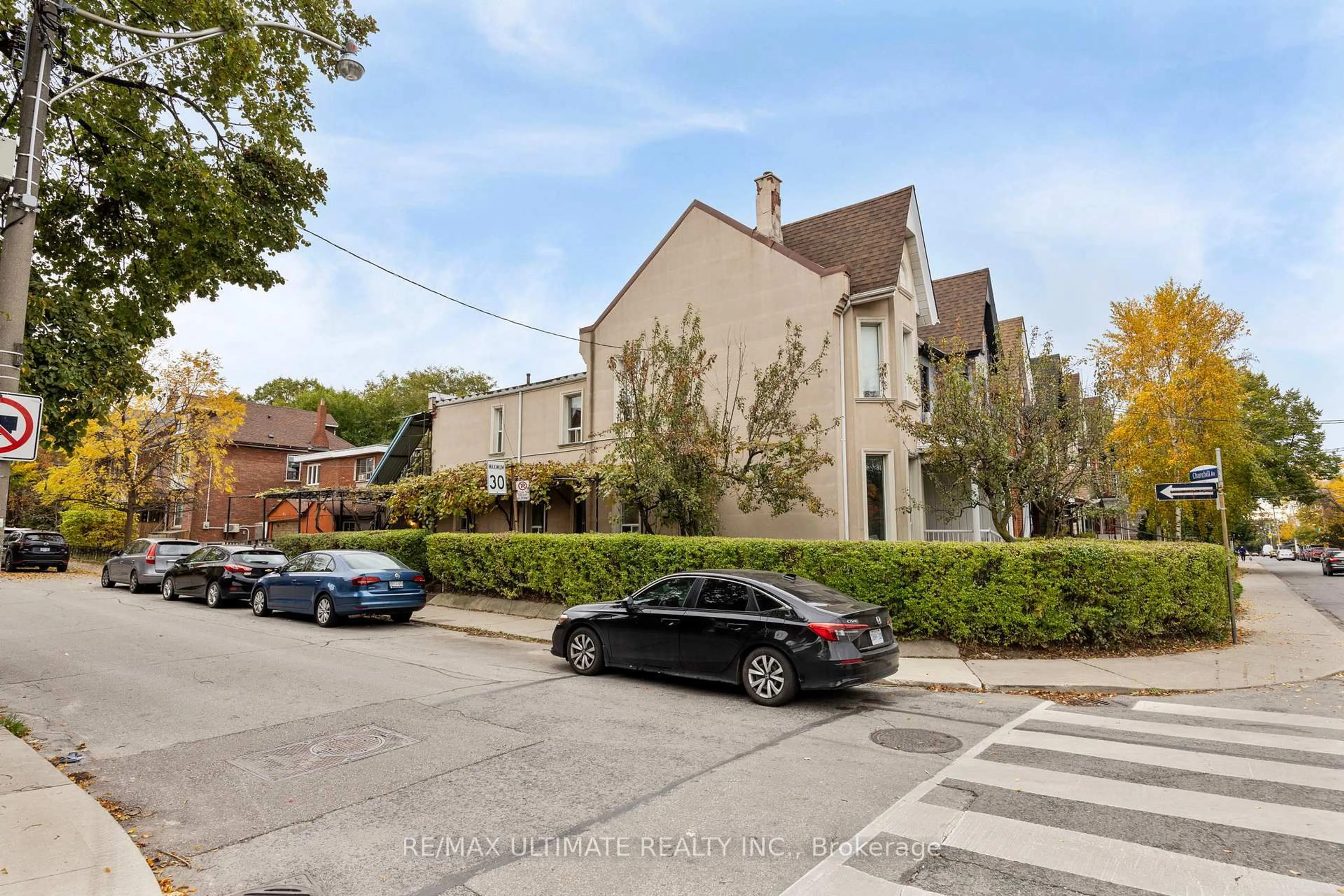 A pic from outside/outdoor area/front of a property/back of a property/a pic from drone, street for 353 Dovercourt Rd, Toronto Ontario M6J 3E4