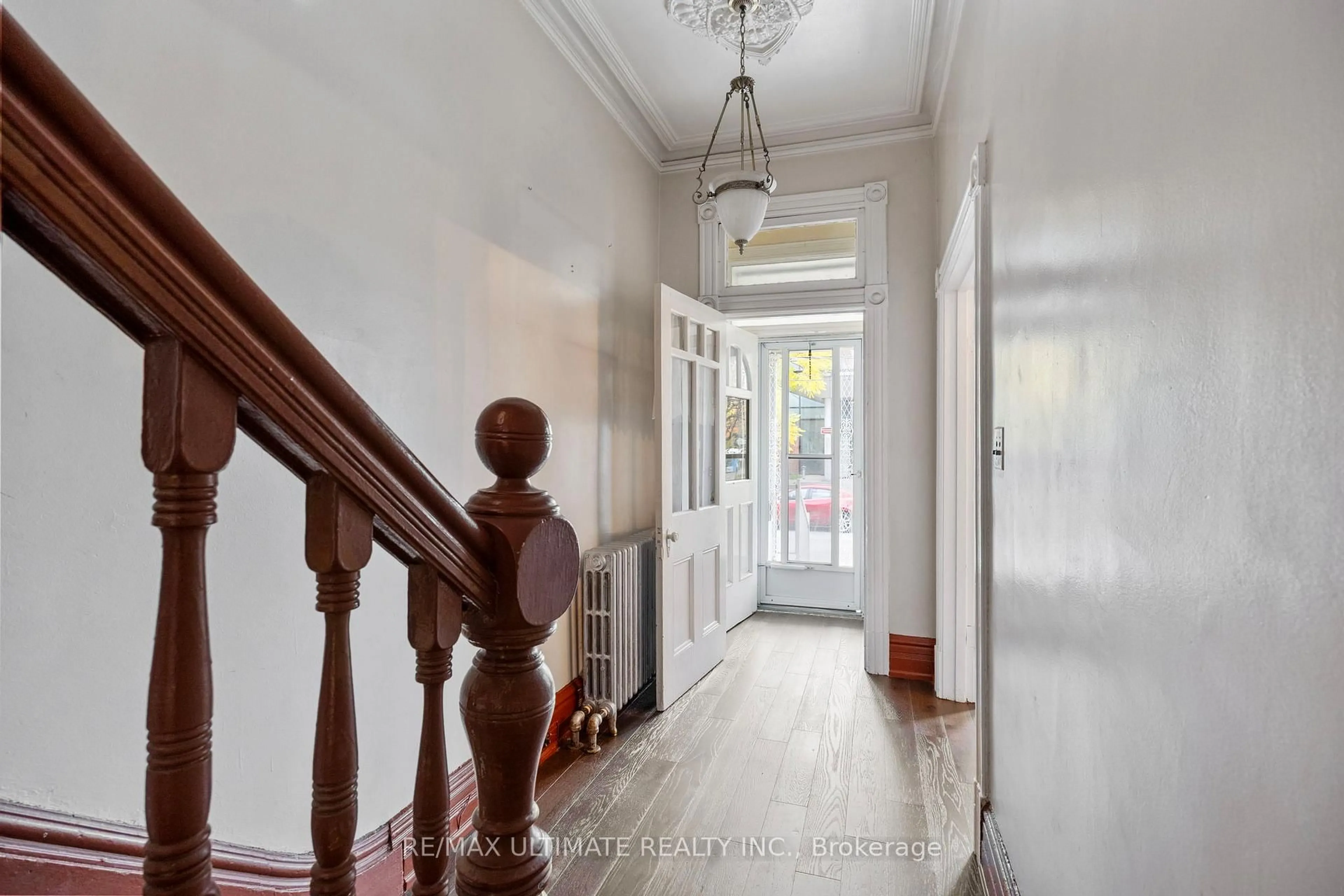 Indoor foyer for 353 Dovercourt Rd, Toronto Ontario M6J 3E4