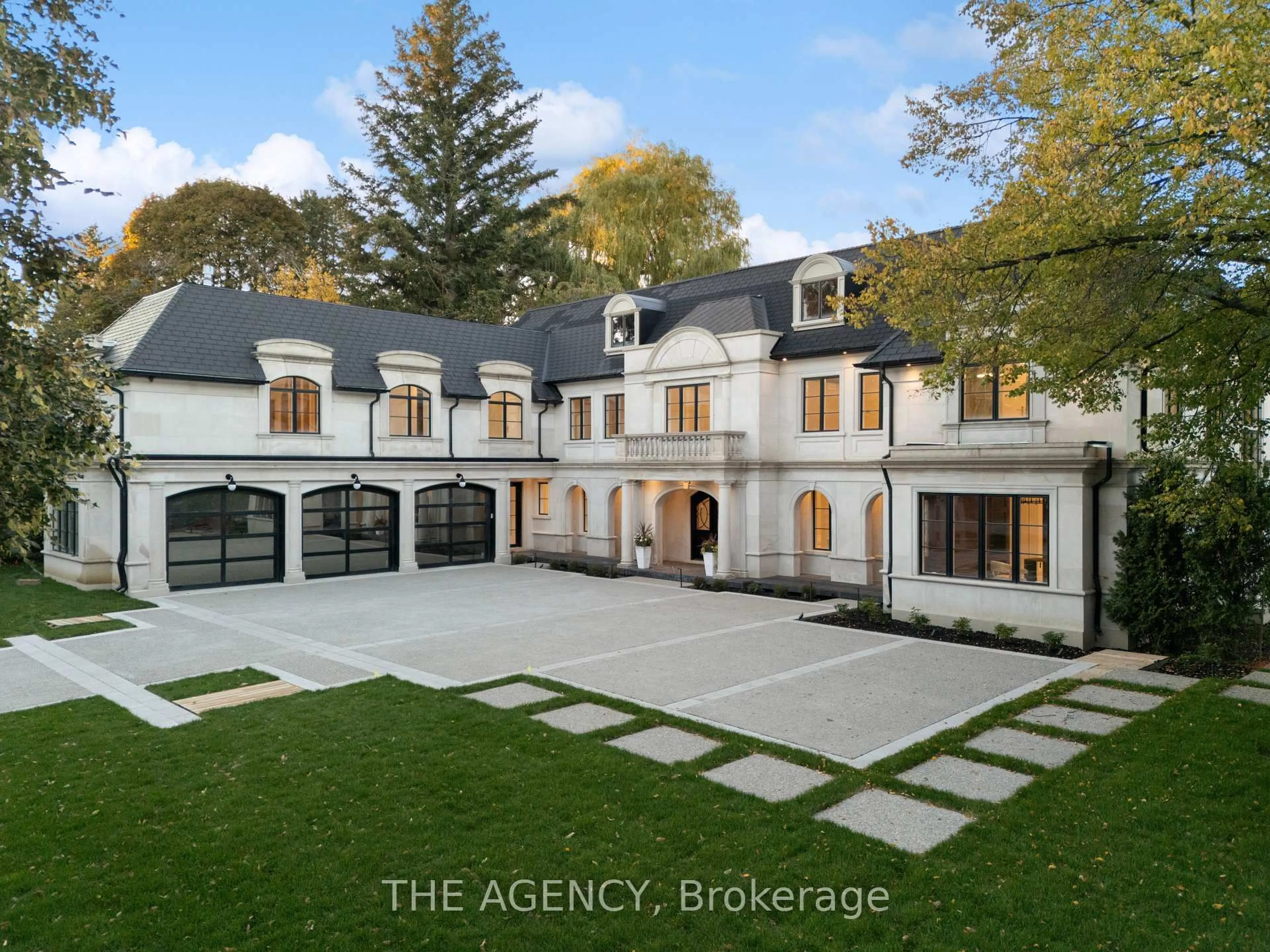 A pic from outside/outdoor area/front of a property/back of a property/a pic from drone, street for 100 Bayview Rdge, Toronto Ontario M2L 1E6