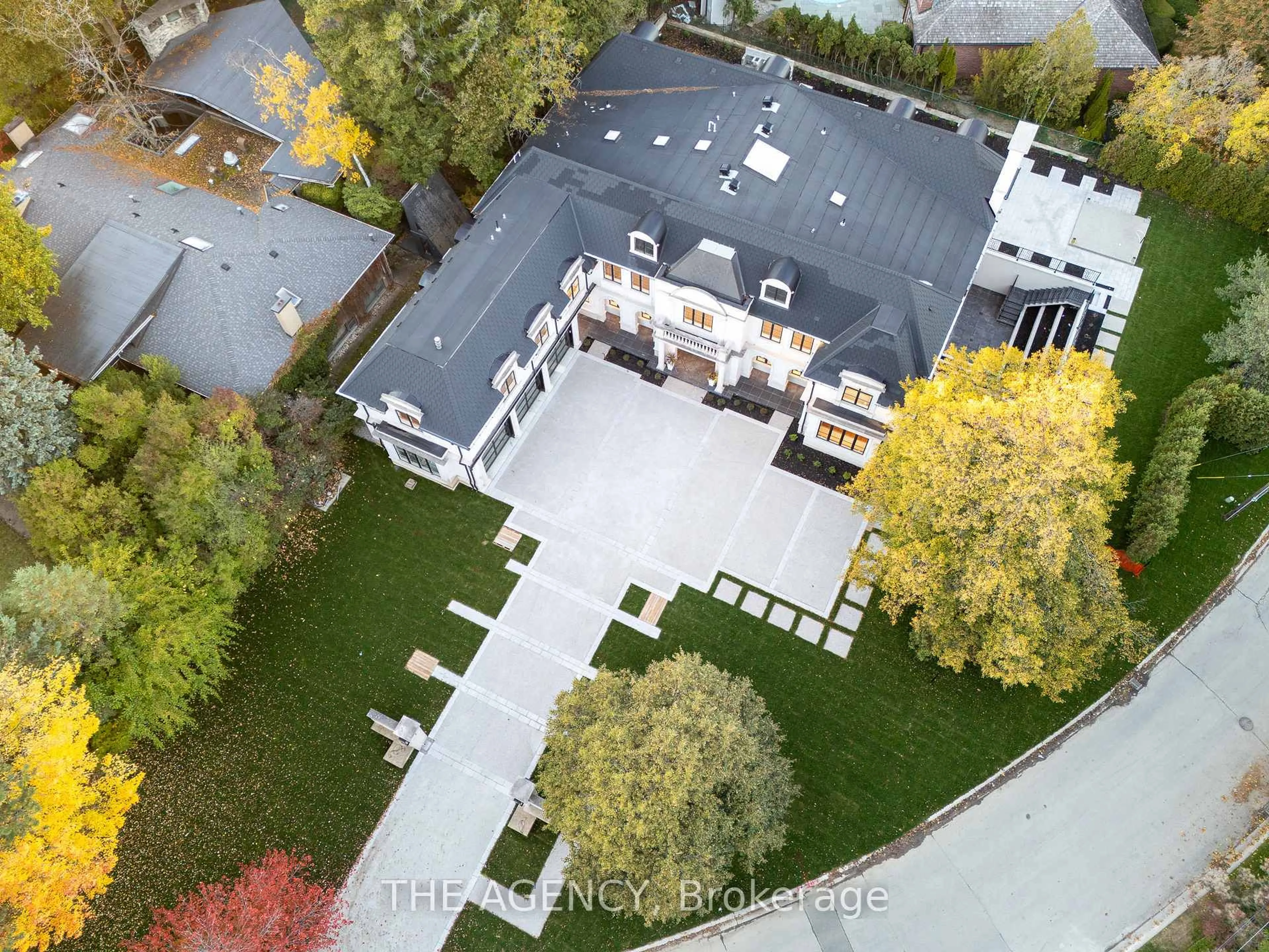 A pic from outside/outdoor area/front of a property/back of a property/a pic from drone, street for 100 Bayview Rdge, Toronto Ontario M2L 1E6