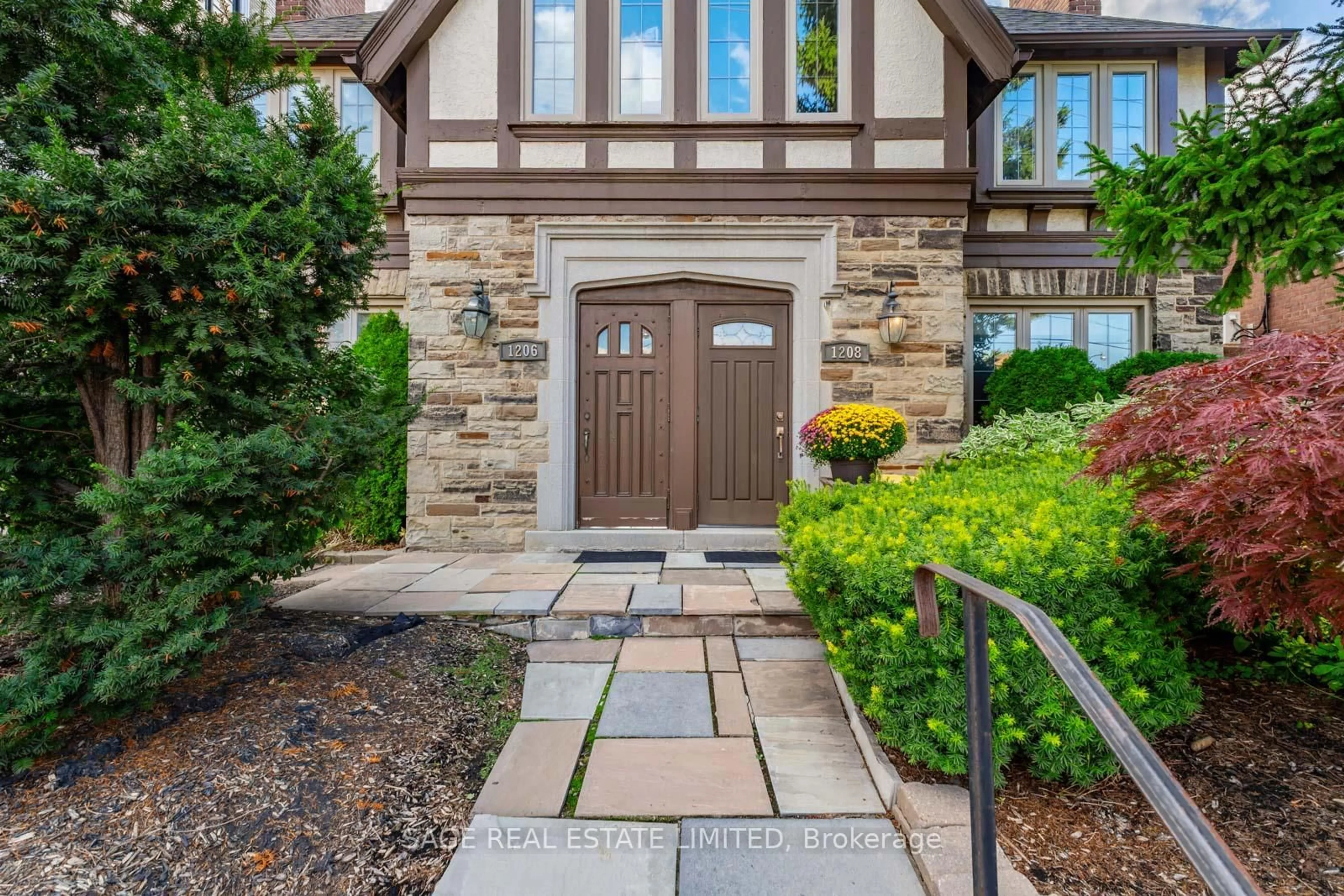 Indoor entryway for 1208 Avenue Rd, Toronto Ontario M5N 2G4