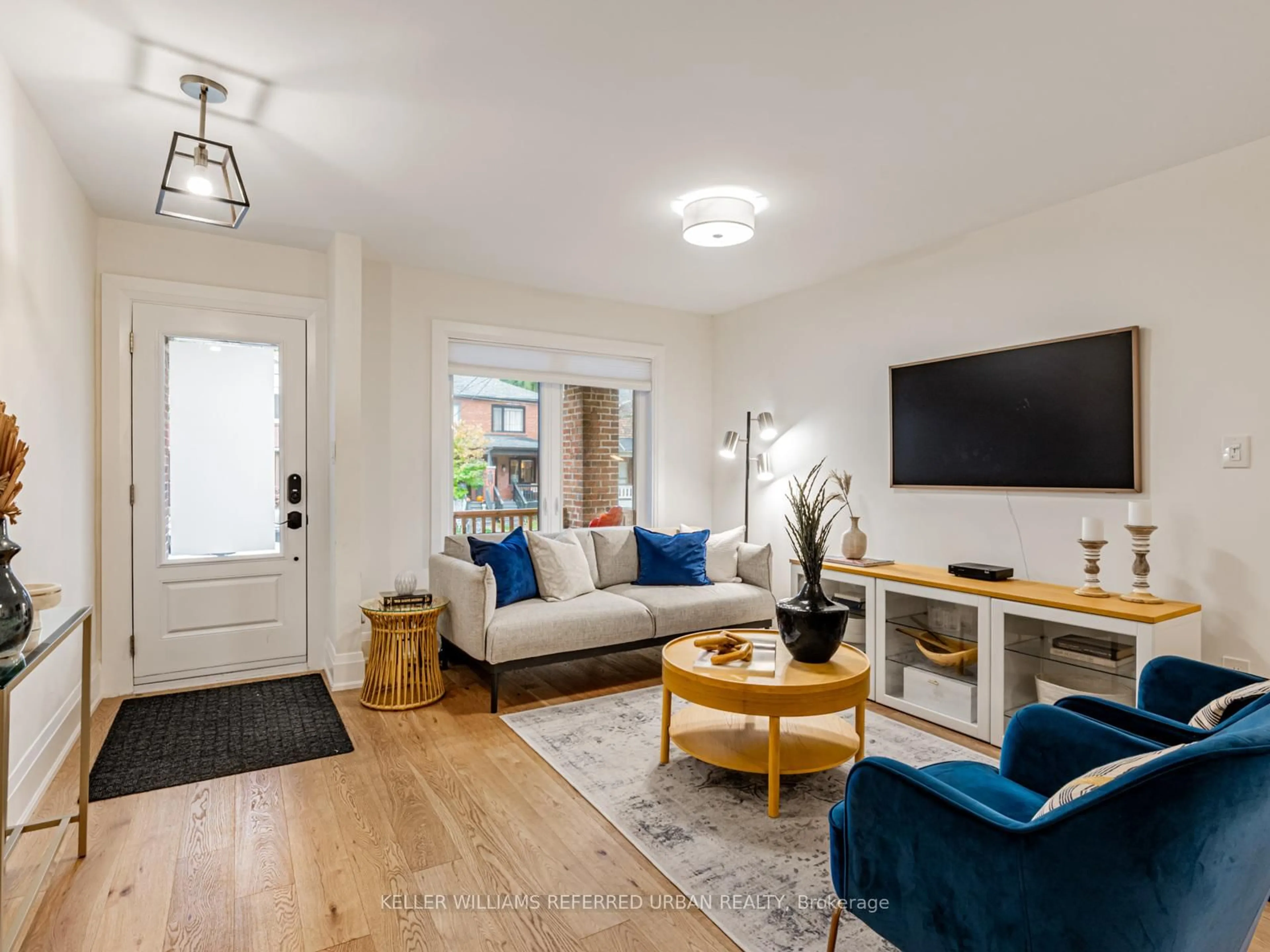 Living room with furniture, unknown for 30 Le may Rd, Toronto Ontario M4S 2X3