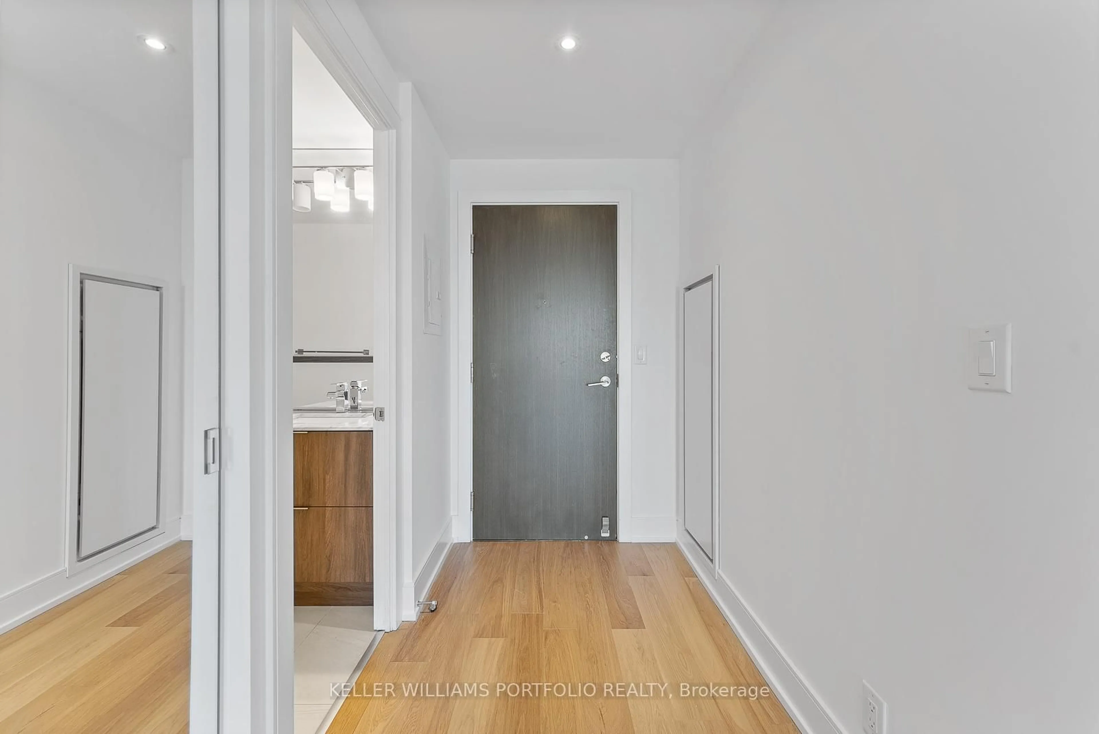 Indoor entryway for 6 Parkwood Ave #310, Toronto Ontario M4V 2W8