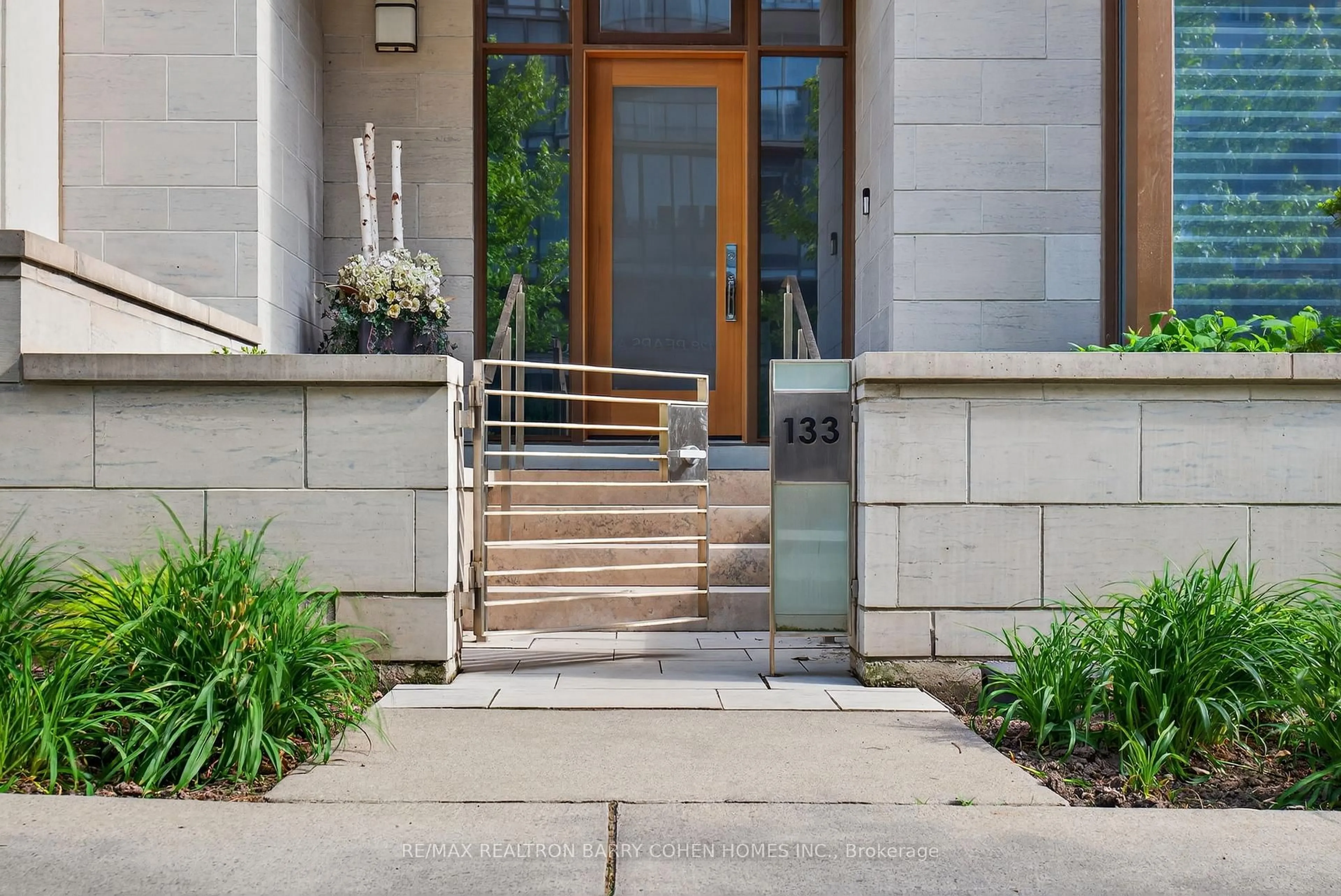 Indoor entryway for 133 Pears Ave, Toronto Ontario M5R 1T3