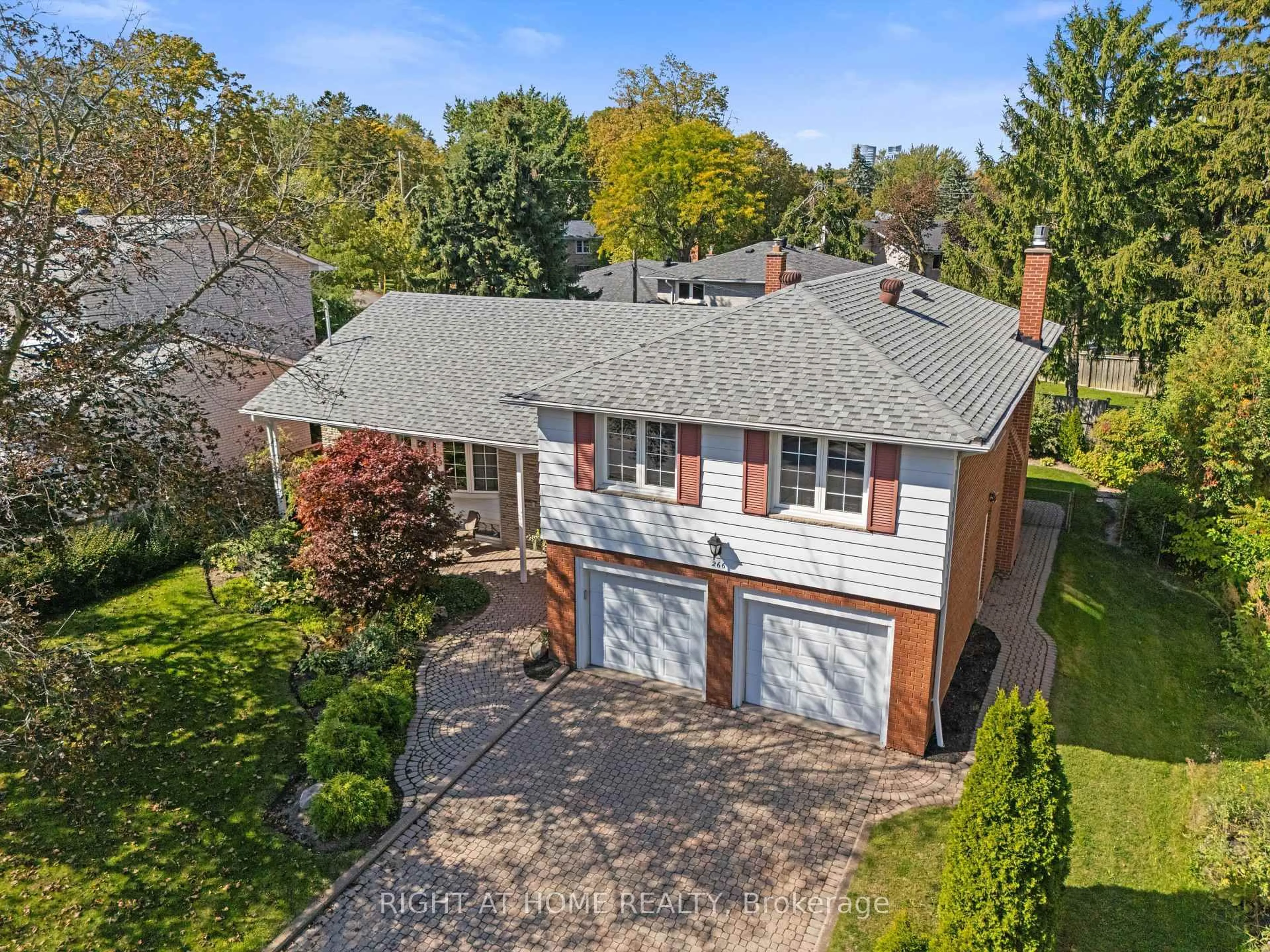 A pic from outside/outdoor area/front of a property/back of a property/a pic from drone, street for 266 Newton Dr, Toronto Ontario M2M 2P6