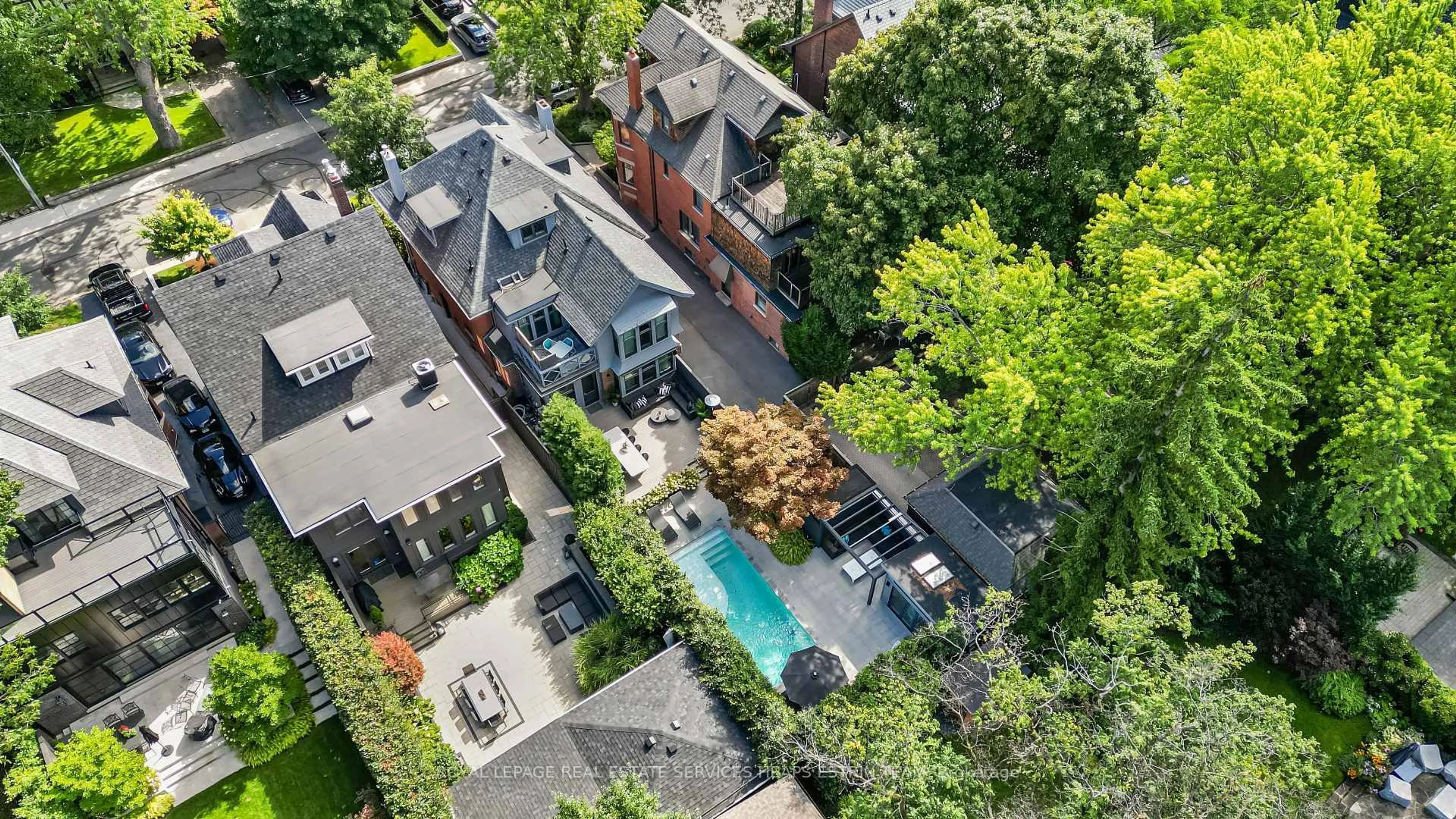 A pic from outside/outdoor area/front of a property/back of a property/a pic from drone, unknown for 150 Douglas Dr, Toronto Ontario M4W 2B7