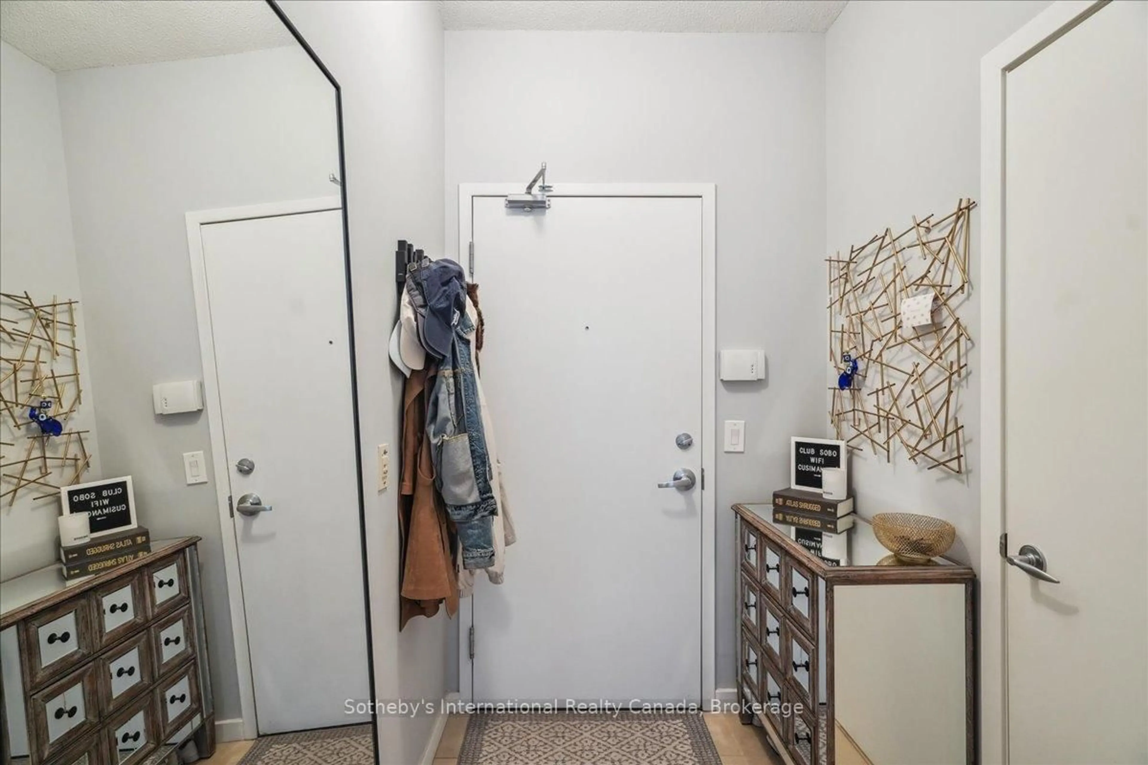 Unknown for 218 Queens Quay #1804, Toronto Ontario M5J 2Y6