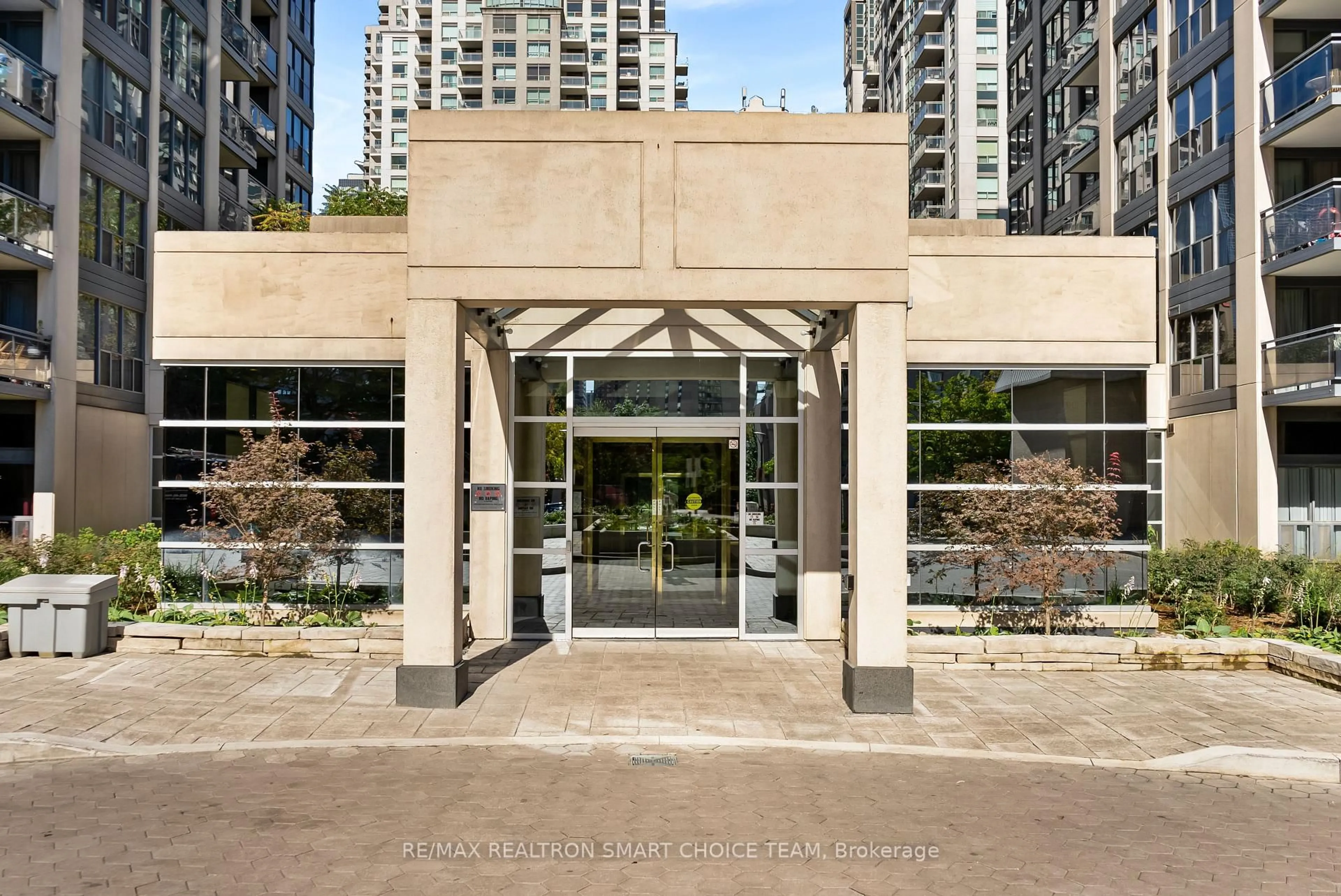 Indoor foyer for 28 Hollywood Ave #1211, Toronto Ontario M2N 6S4