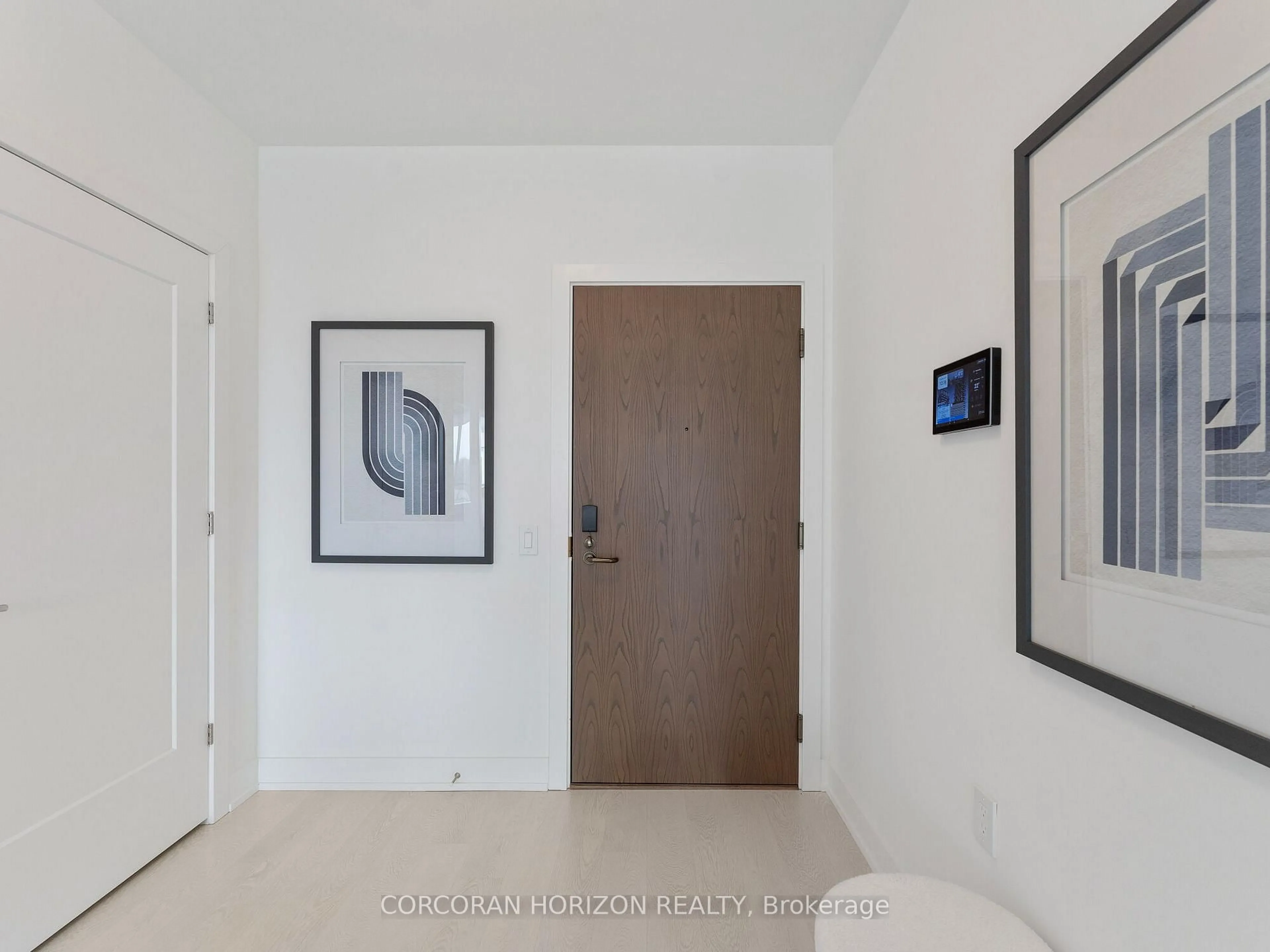 Indoor entryway for 30 Inn On The Park Dr #221, Toronto Ontario M3C 0P7