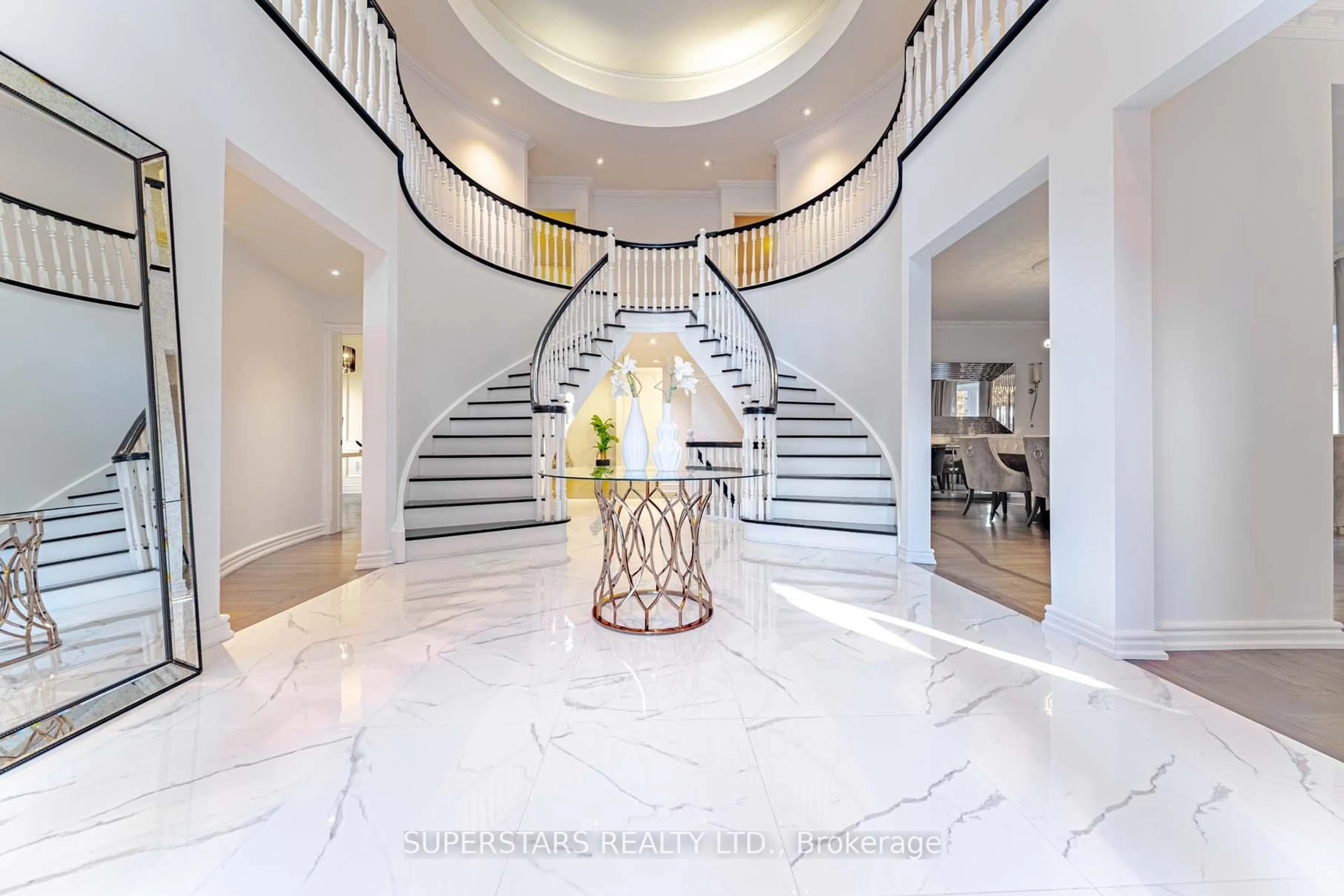 Indoor foyer for 42 Grangemill Cres, Toronto Ontario M3B 2J2