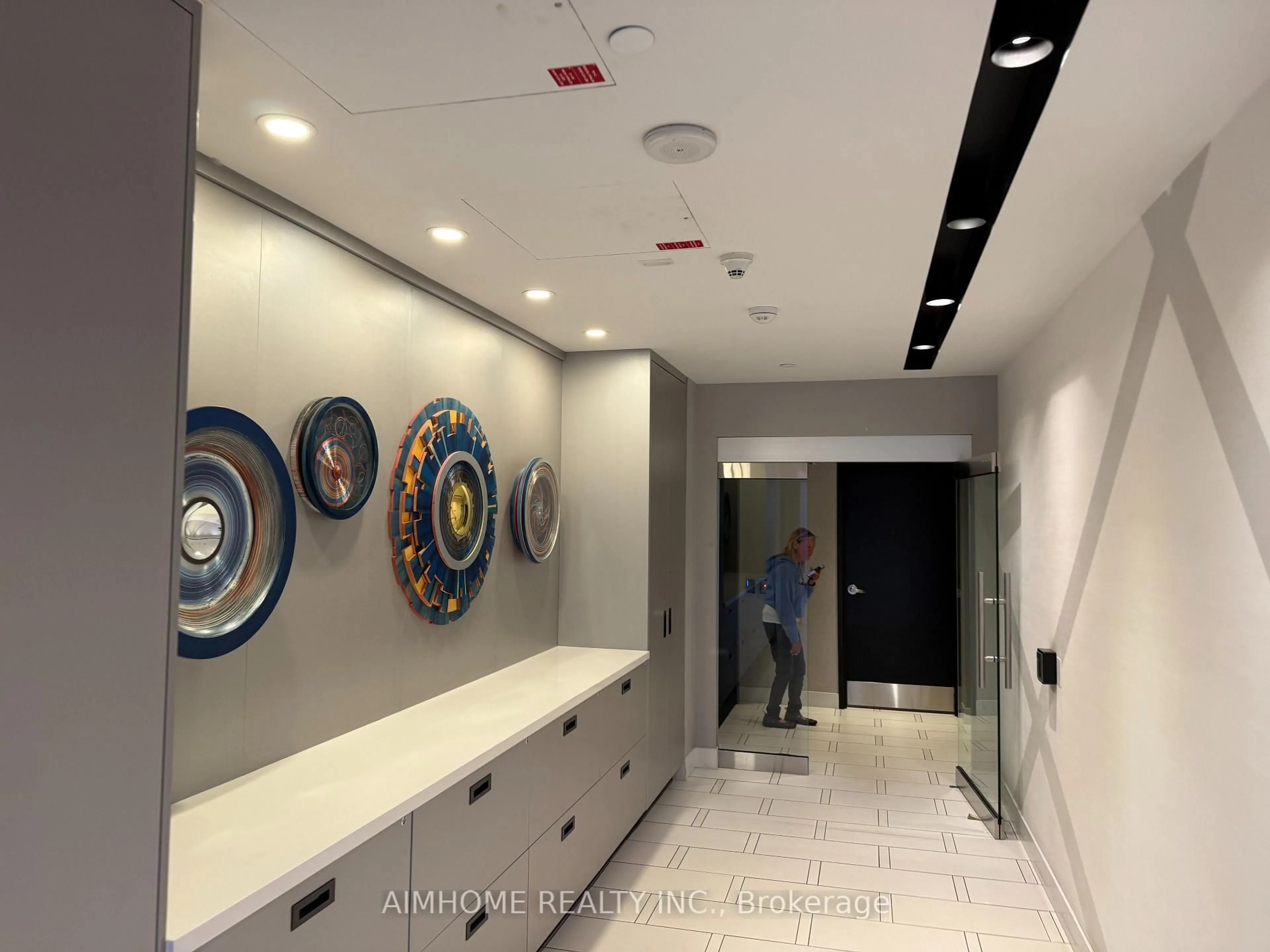 Indoor foyer for 30 Roehampton Ave #2011, Toronto Ontario M4P 1R2