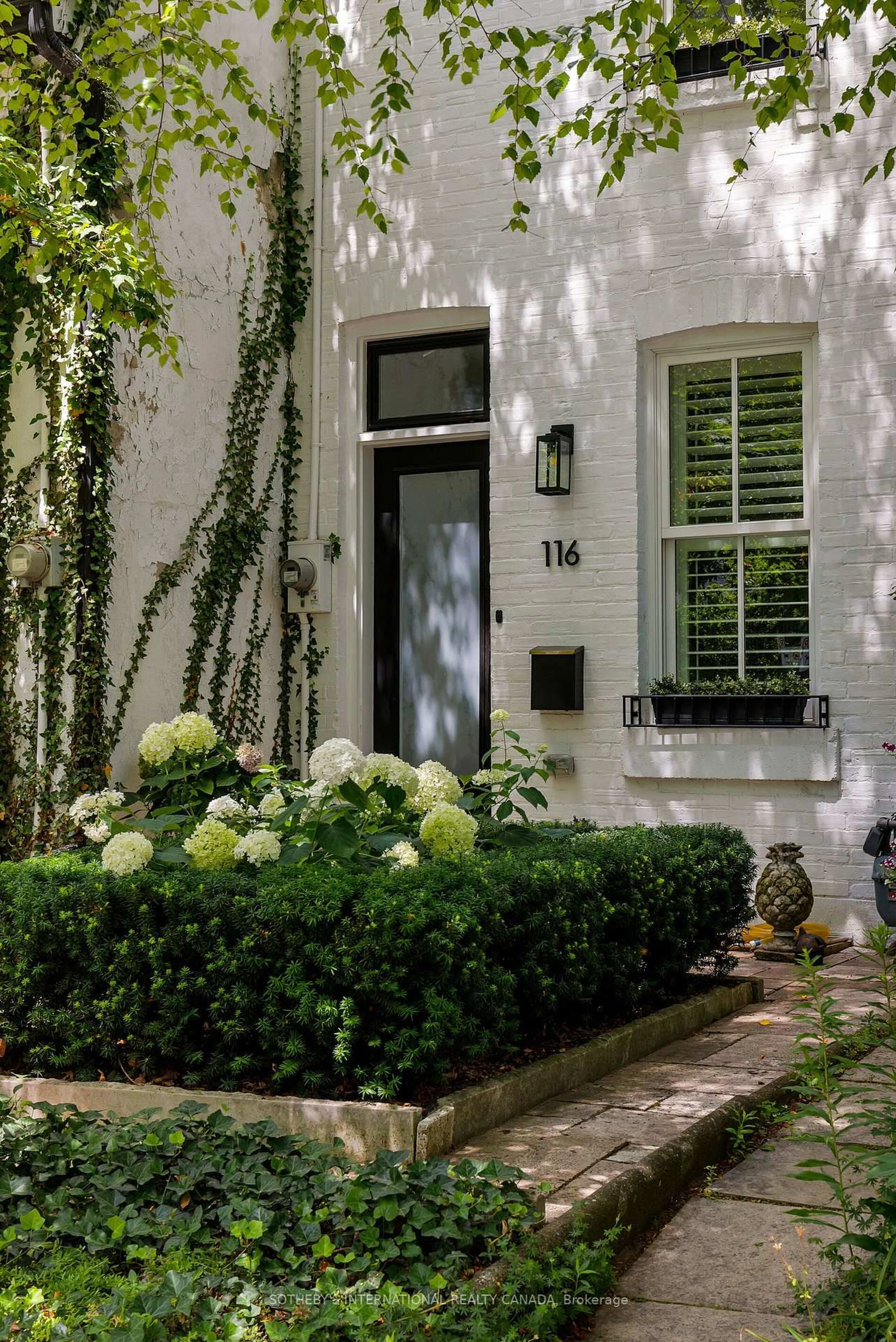 Indoor entryway for 116 Shaftesbury Ave, Toronto Ontario M4T 1A5