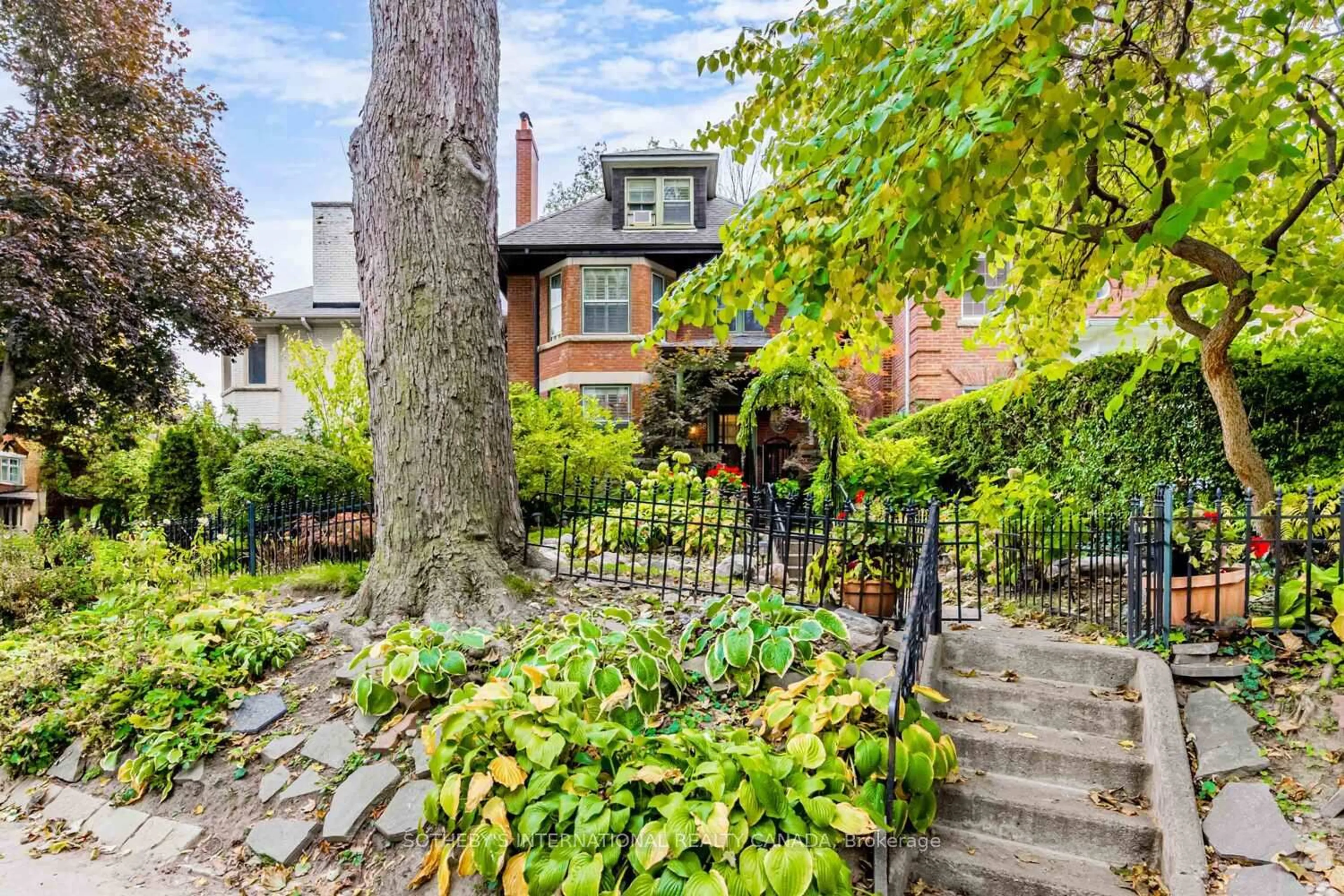 Unknown for 38 Foxbar Rd, Toronto Ontario M4V 2G6