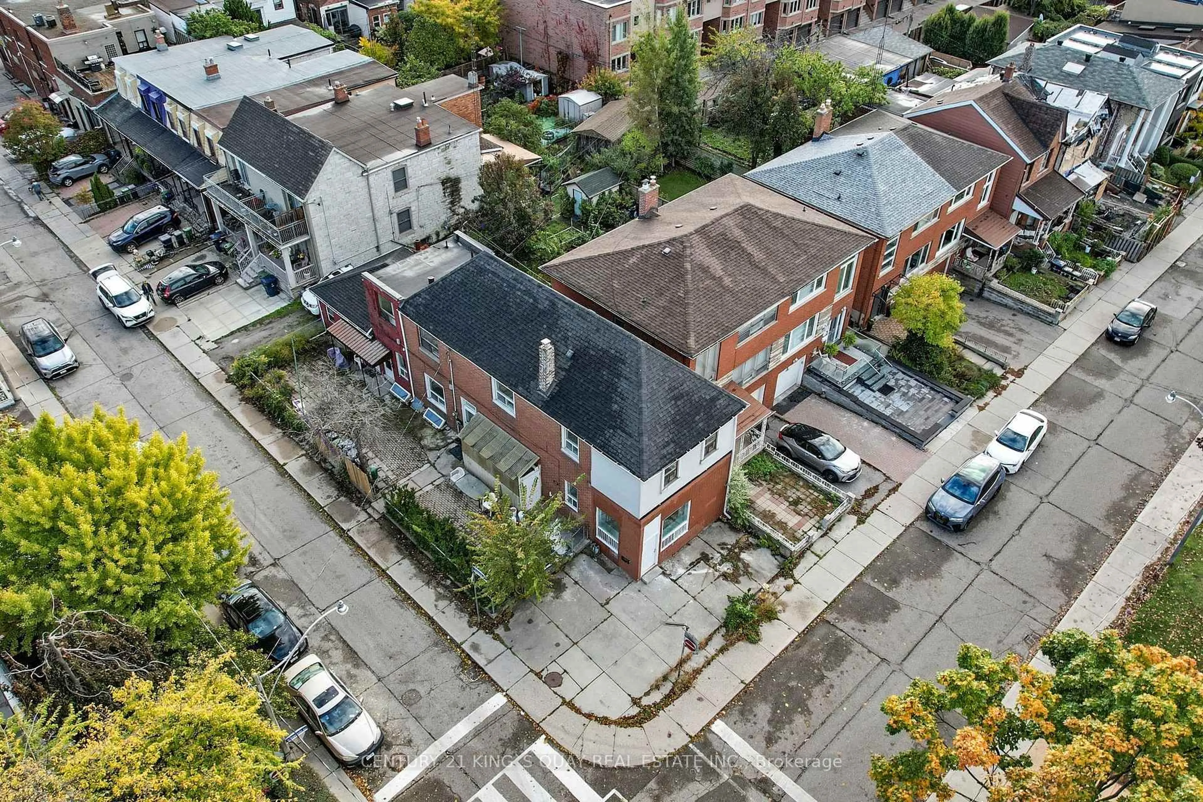 A pic from outside/outdoor area/front of a property/back of a property/a pic from drone, unknown for 229 Bellwoods Ave, Toronto Ontario M6J 2R2