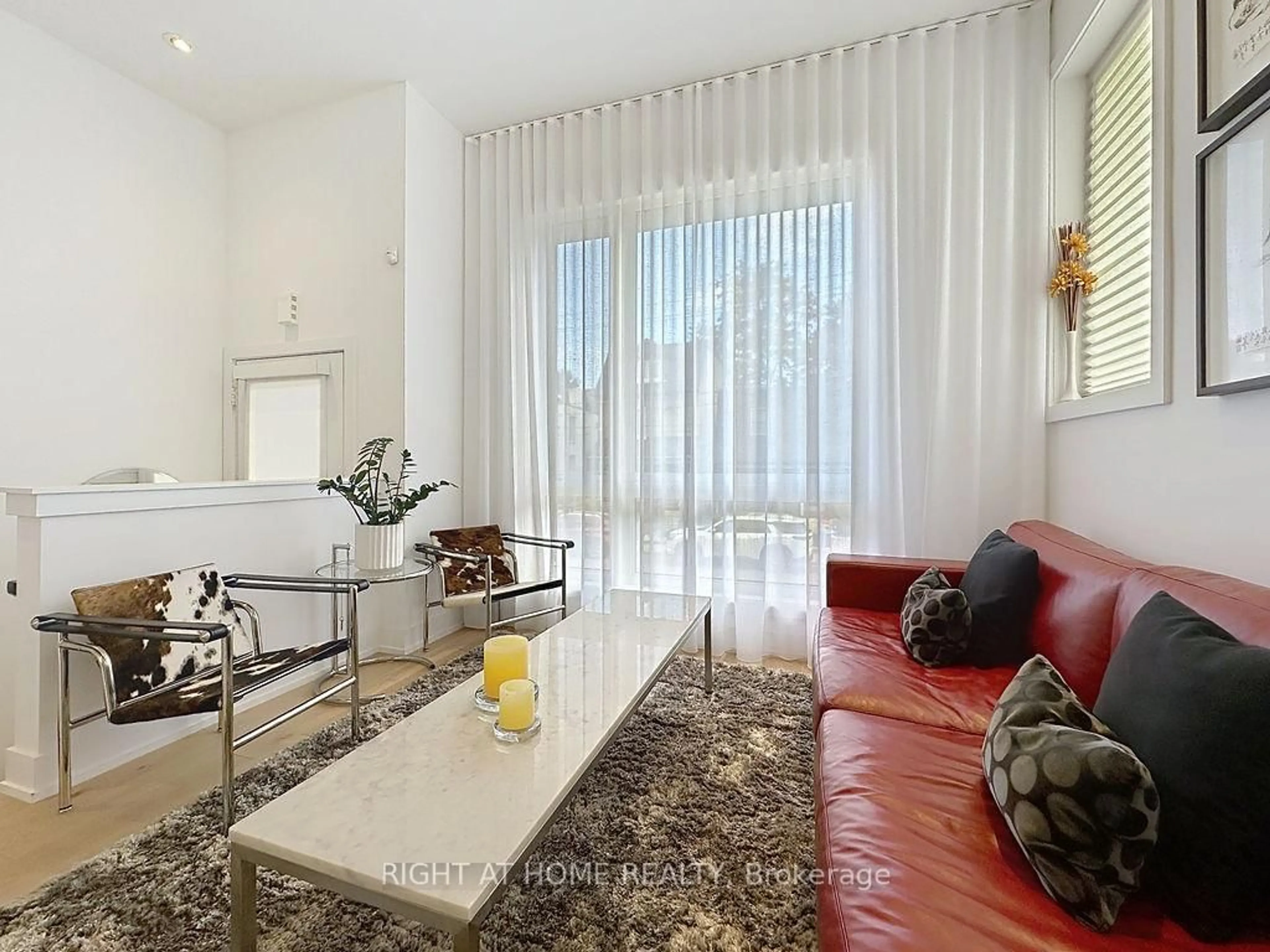 Living room with furniture, unknown for 46 Perth Ave, Toronto Ontario M6R 2C1