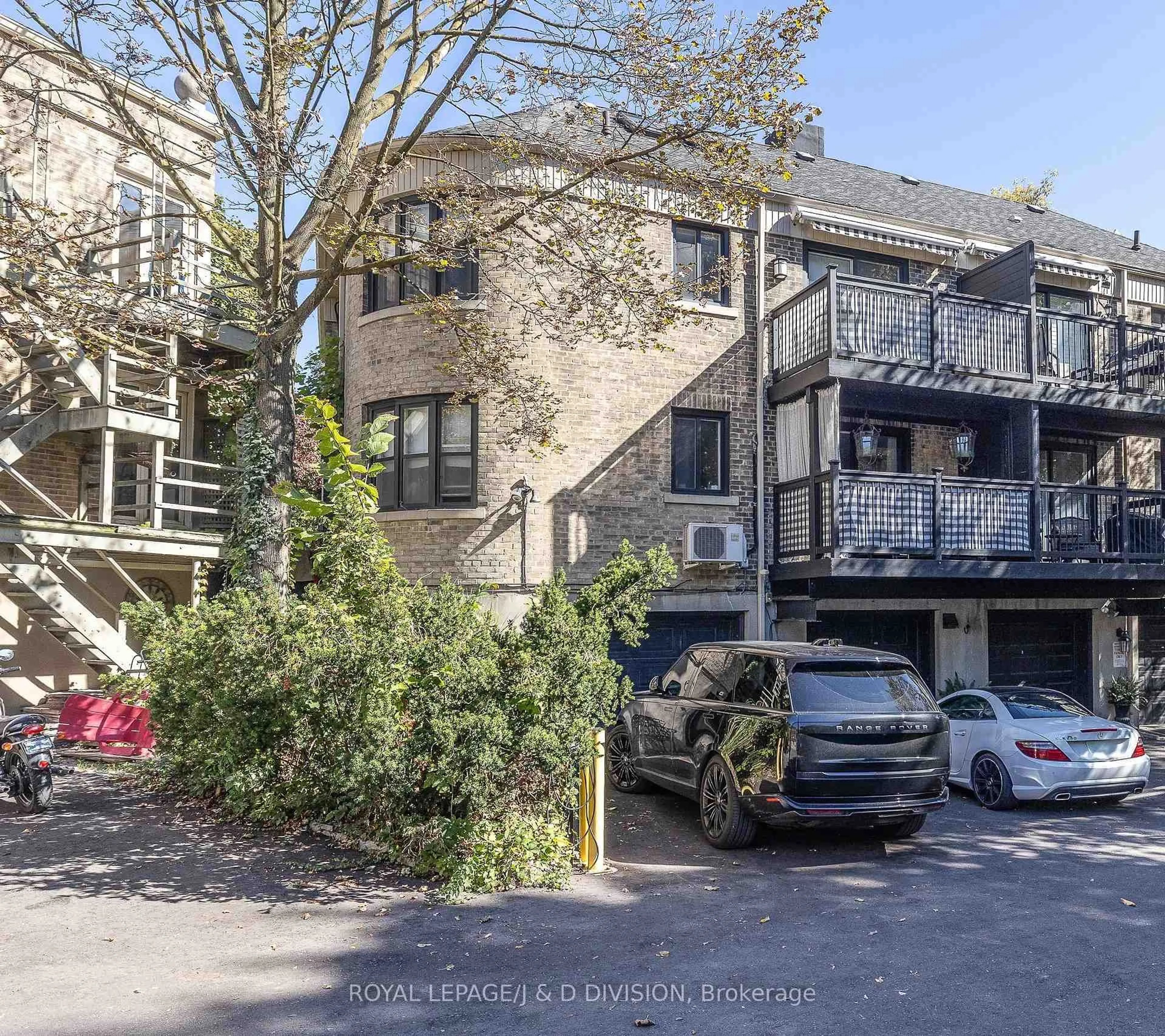 A pic from outside/outdoor area/front of a property/back of a property/a pic from drone, street for 1392 Avenue Rd, Toronto Ontario M5N 2H6
