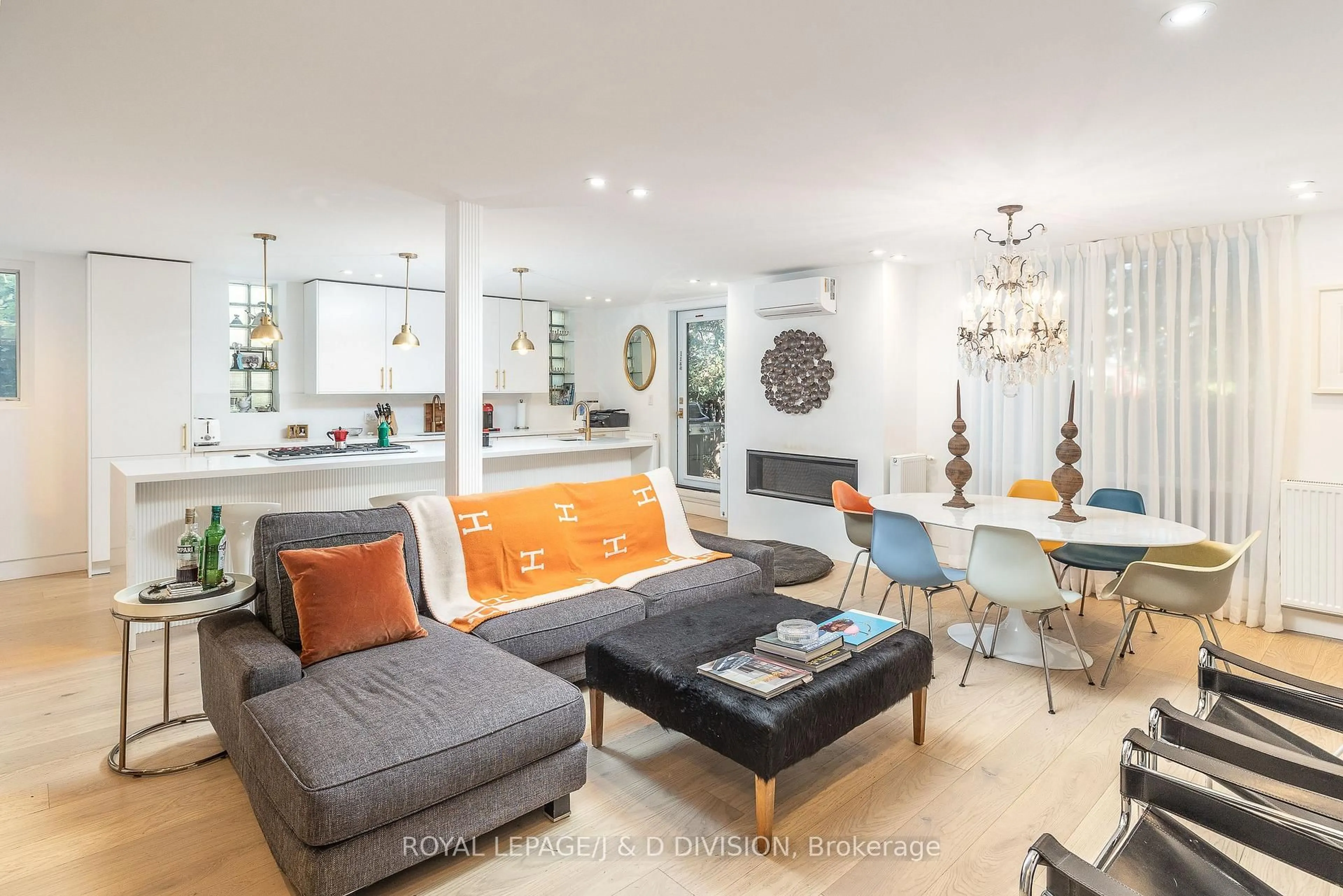 Living room with furniture, unknown for 1392 Avenue Rd, Toronto Ontario M5N 2H6