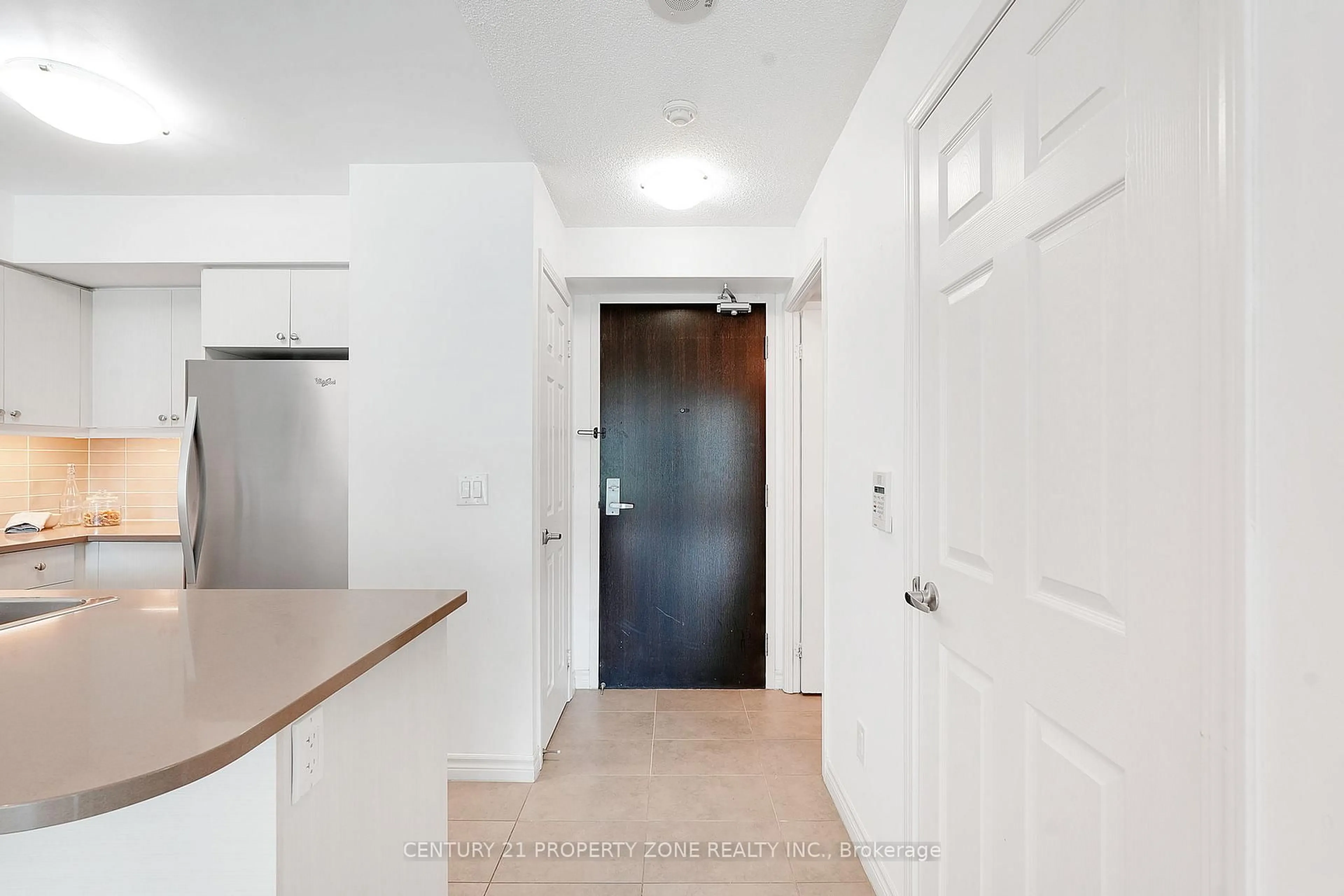 Indoor entryway for 25 Lower Simcoe St #527, Toronto Ontario M5J 3A1