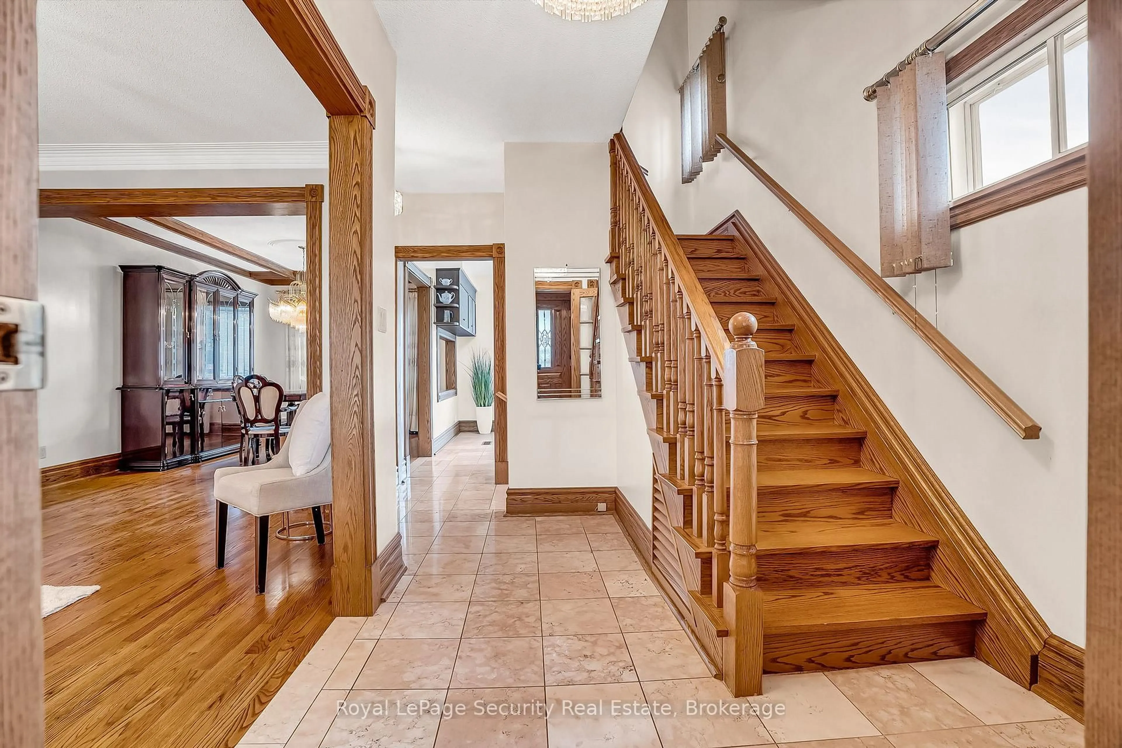 Indoor foyer for 1937 Dufferin St, Toronto Ontario M6E 3P8