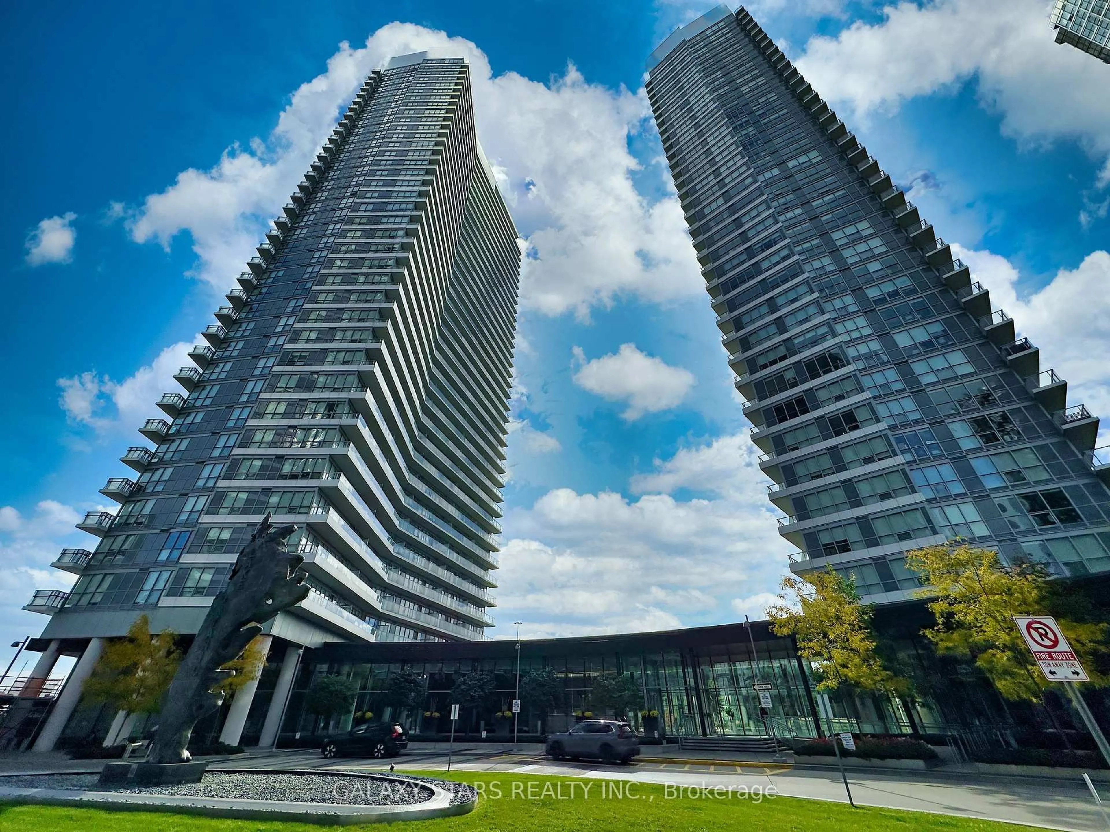 Indoor foyer for 117 McMahon Dr #203, Toronto Ontario M2K 0E4