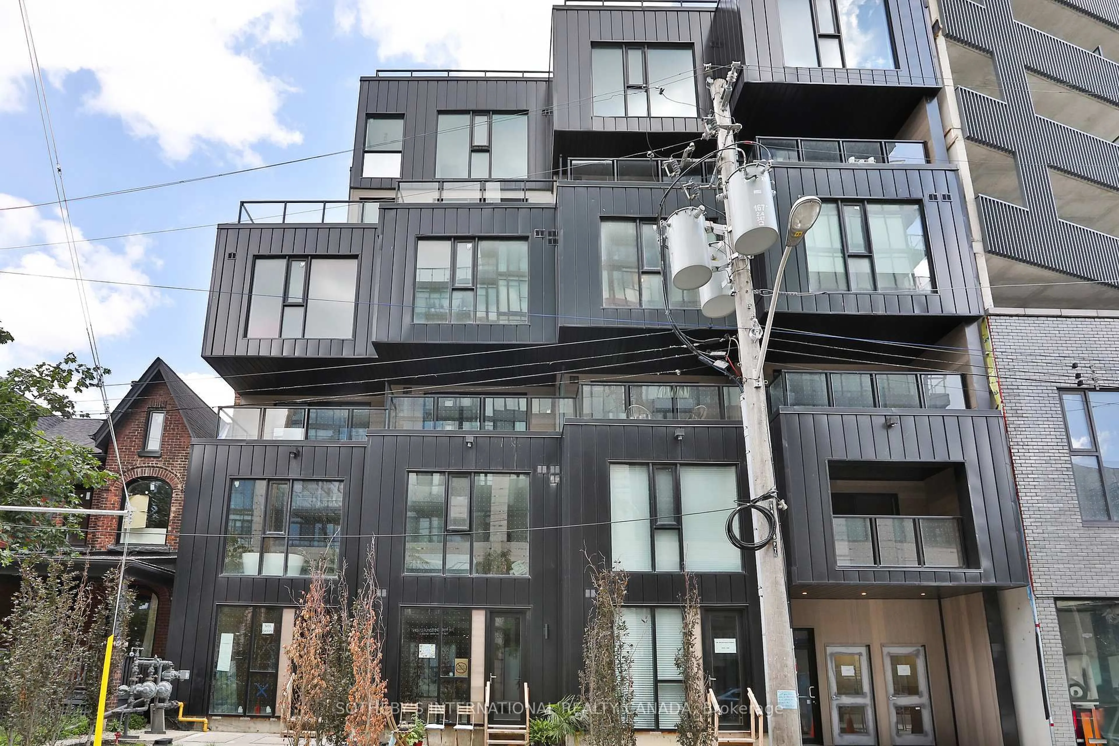 Patio, building for 45 Dovercourt Rd #302, Toronto Ontario M6J 3C2