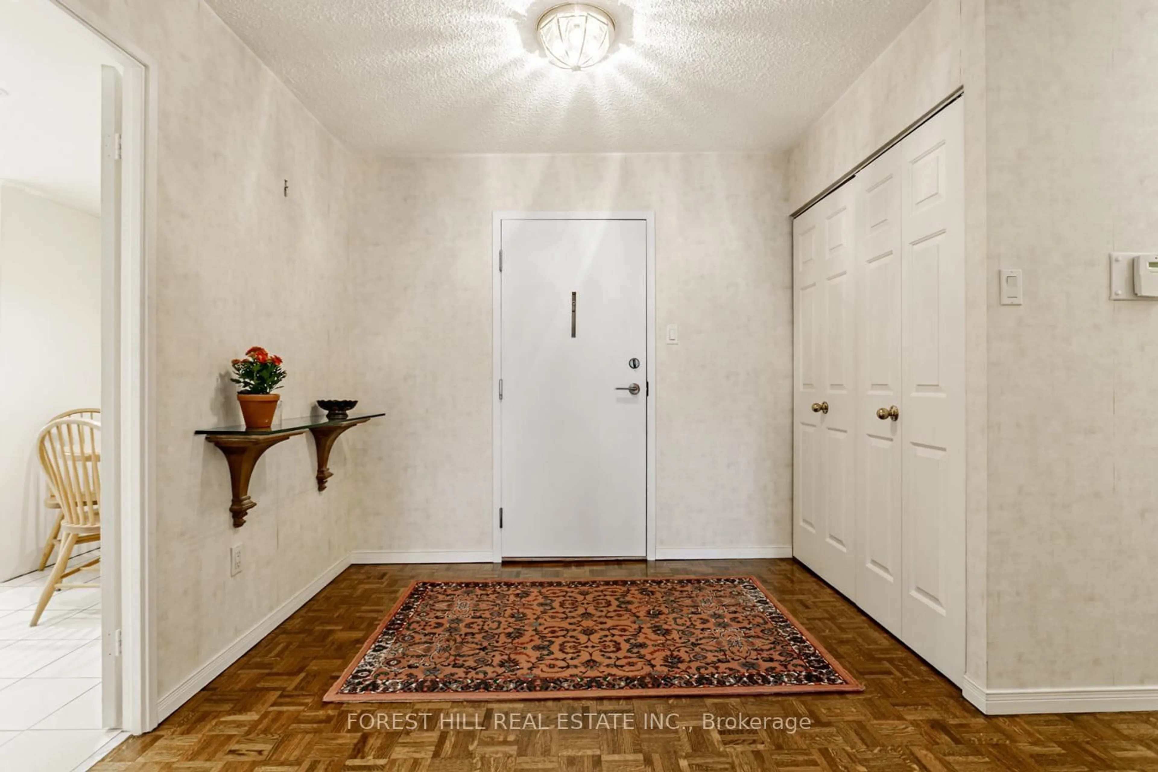 Indoor entryway for 18 Lower Village Gate #307, Toronto Ontario M5P 3M1