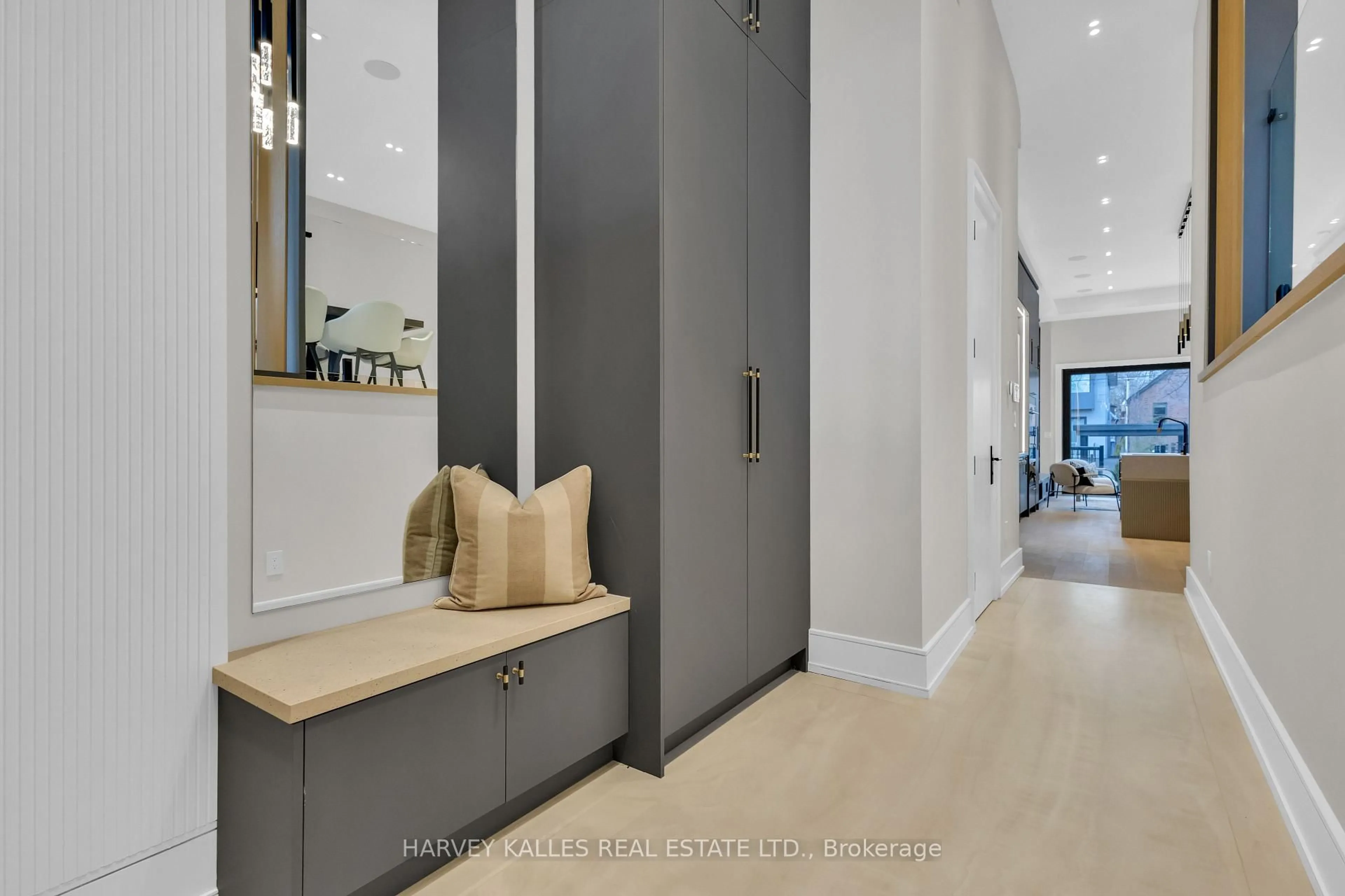 Indoor entryway for 116 Briar Hill Ave, Toronto Ontario M4R 1H9