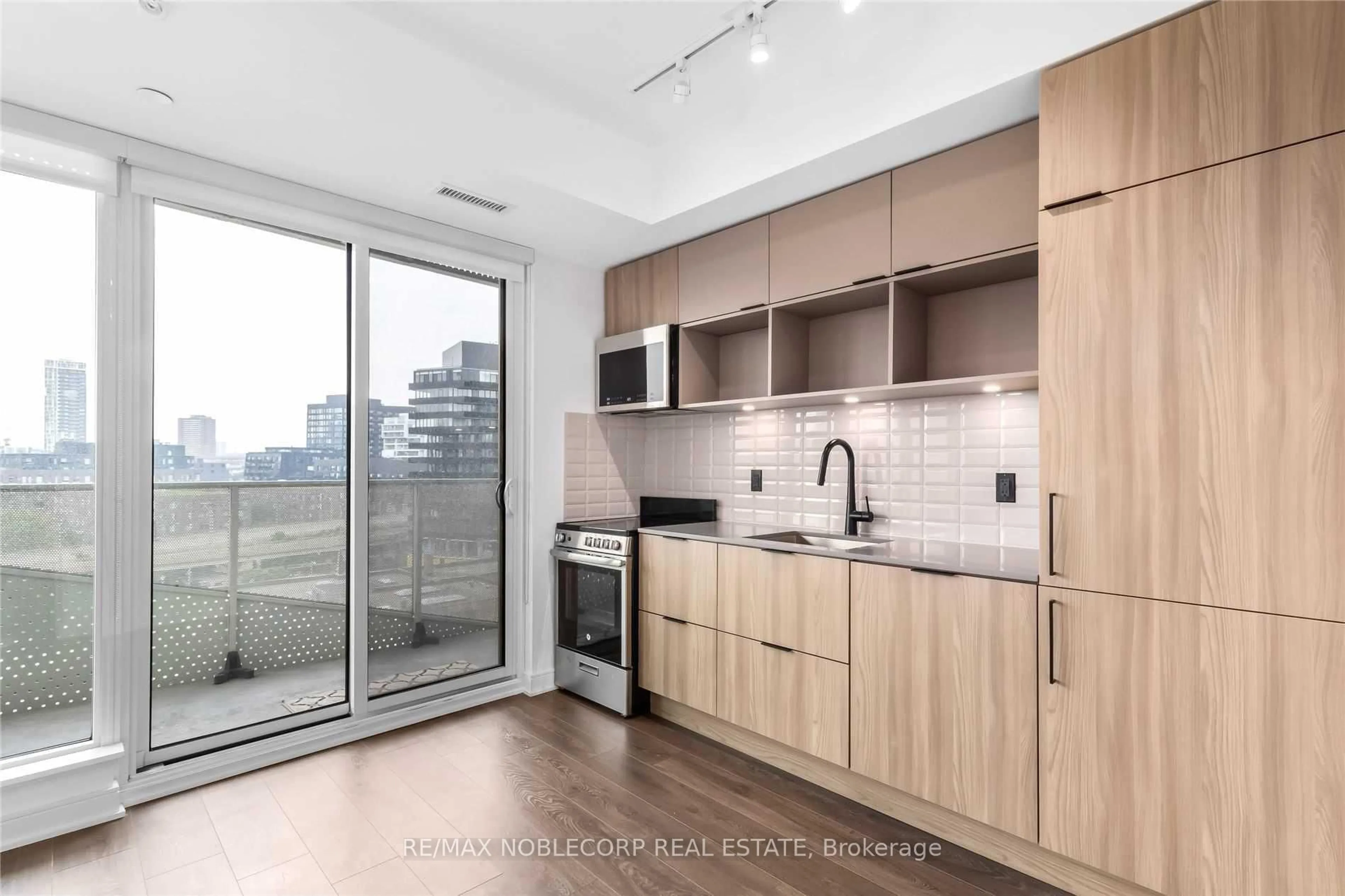 Standard kitchen, unknown for 60 Tannery Rd #919, Toronto Ontario M5A 0S8