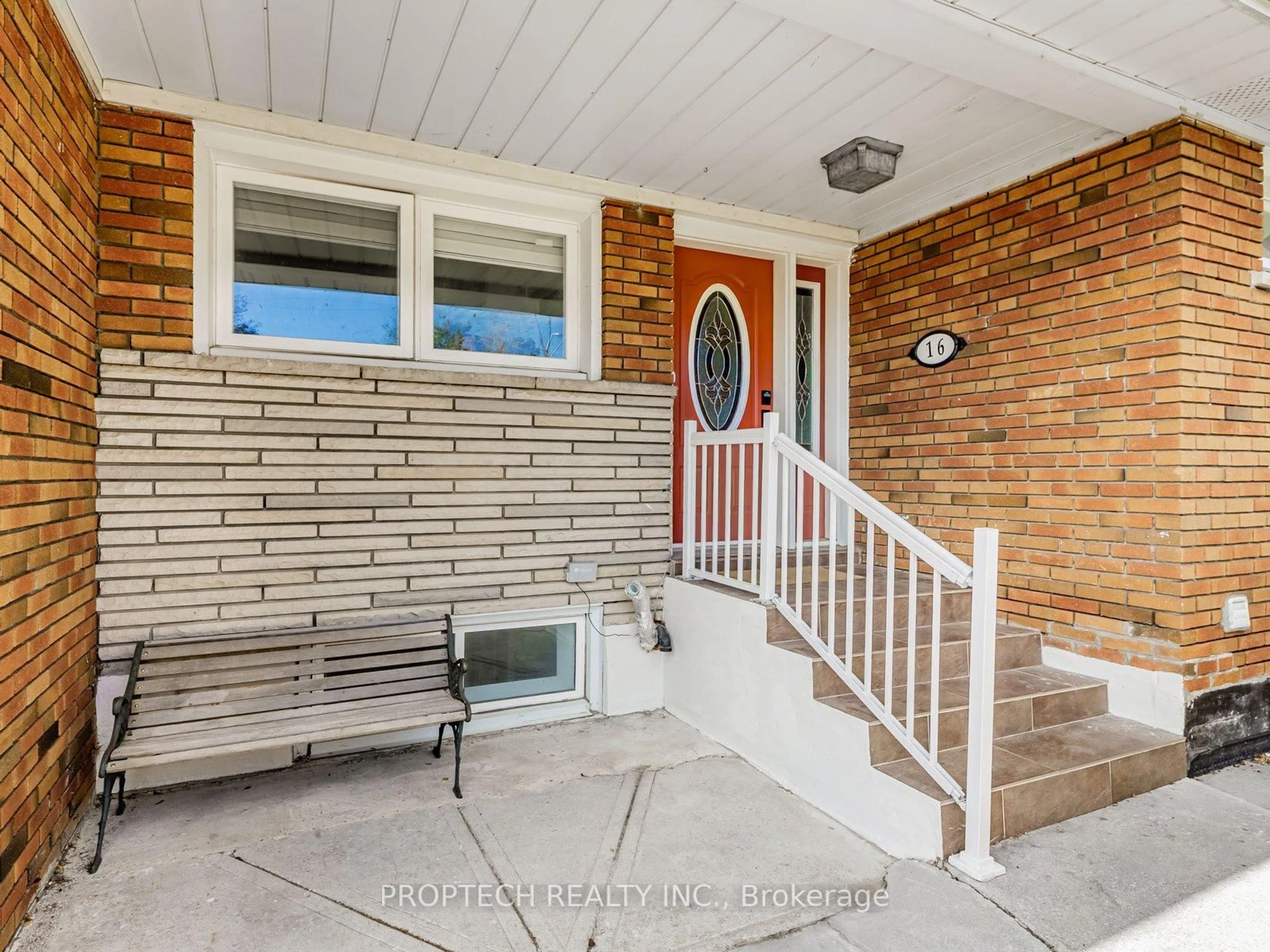 Indoor entryway for 16 Shaunavon Heights Cres, Toronto Ontario M3A 2P4