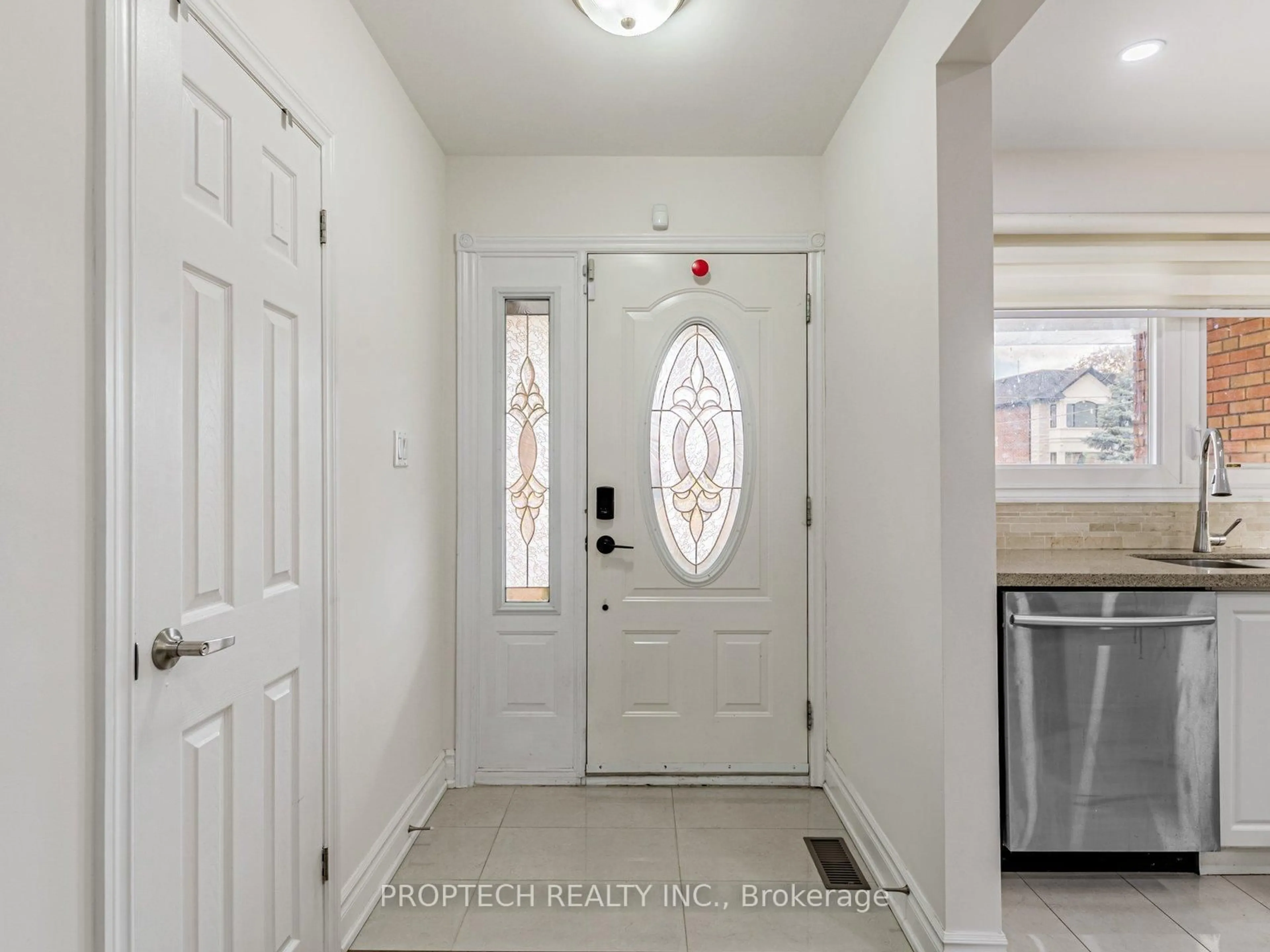 Indoor entryway for 16 Shaunavon Heights Cres, Toronto Ontario M3A 2P4