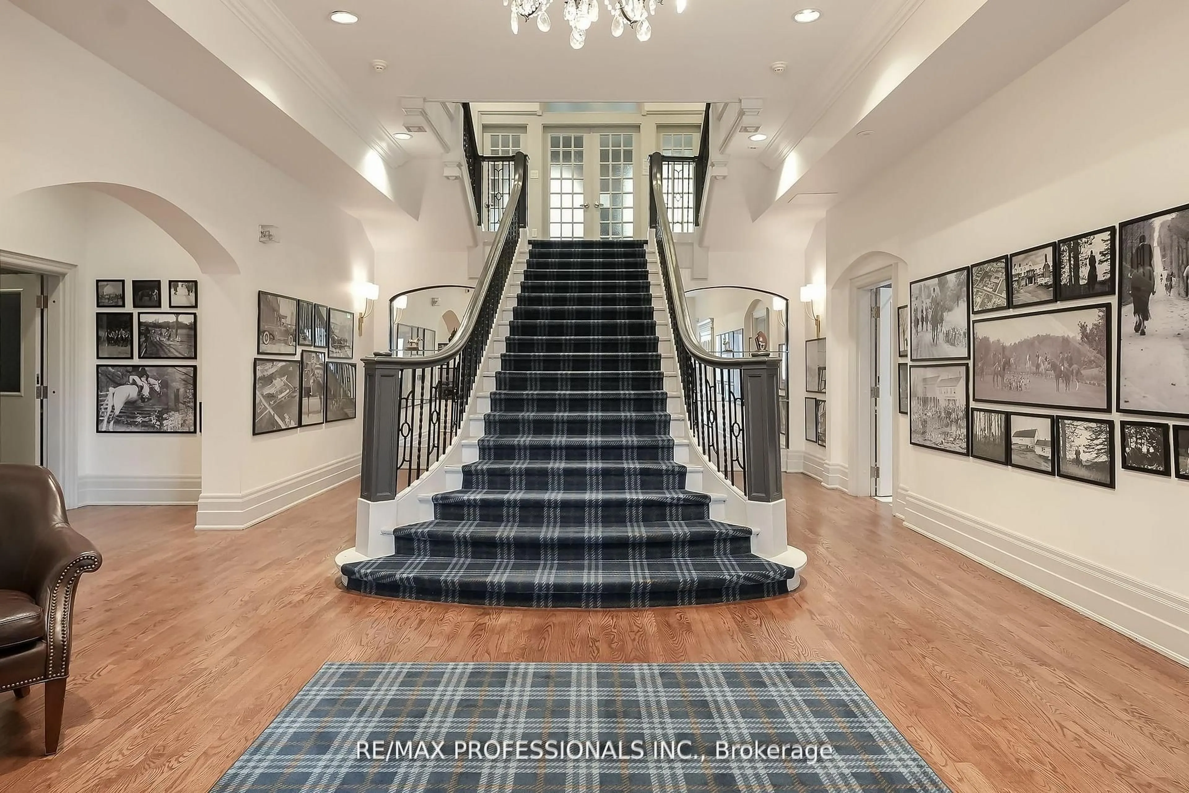 Indoor foyer for 1111 Avenue Rd #205, Toronto Ontario M5N 3B2