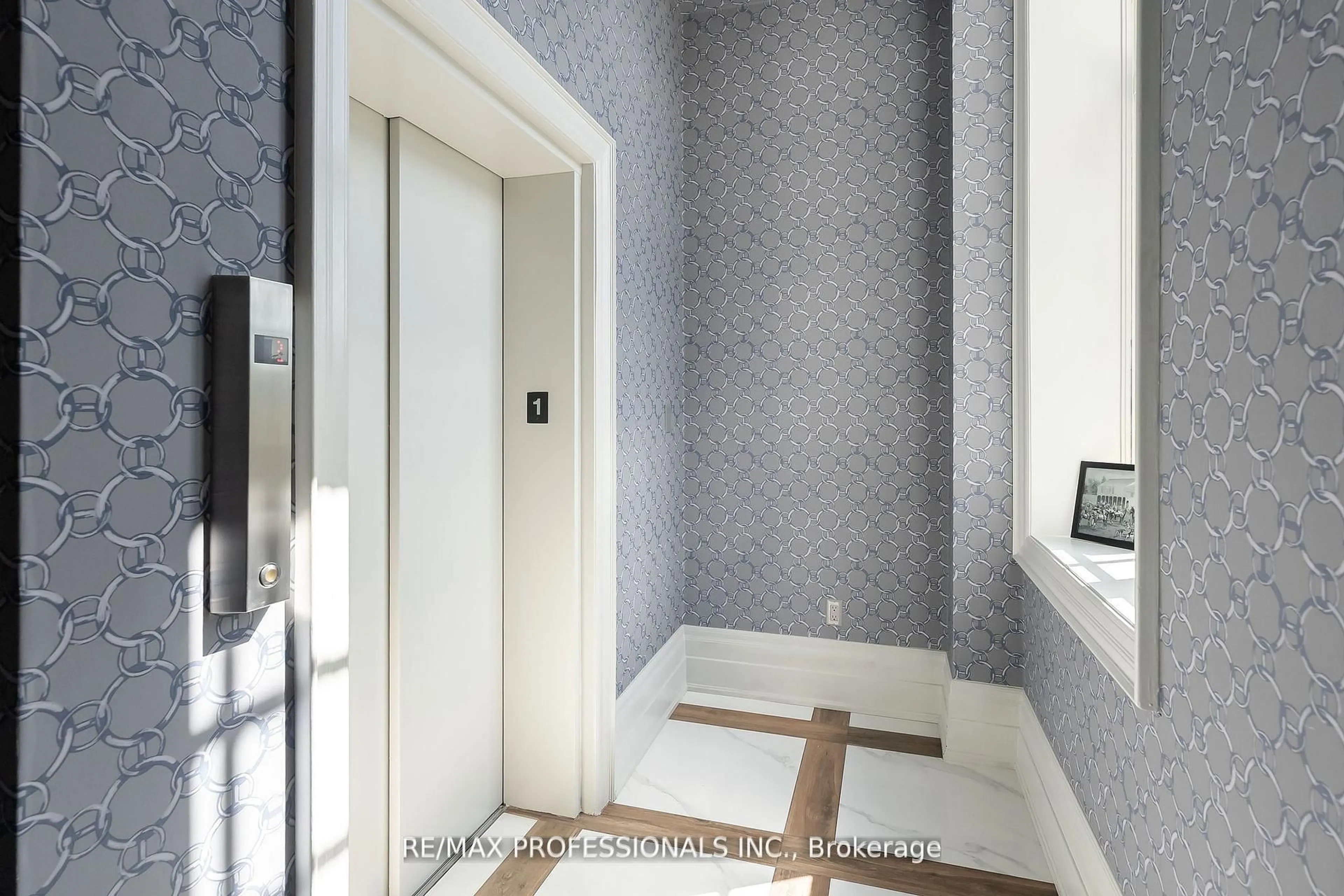 Indoor entryway for 1111 Avenue Rd #205, Toronto Ontario M5N 3B2