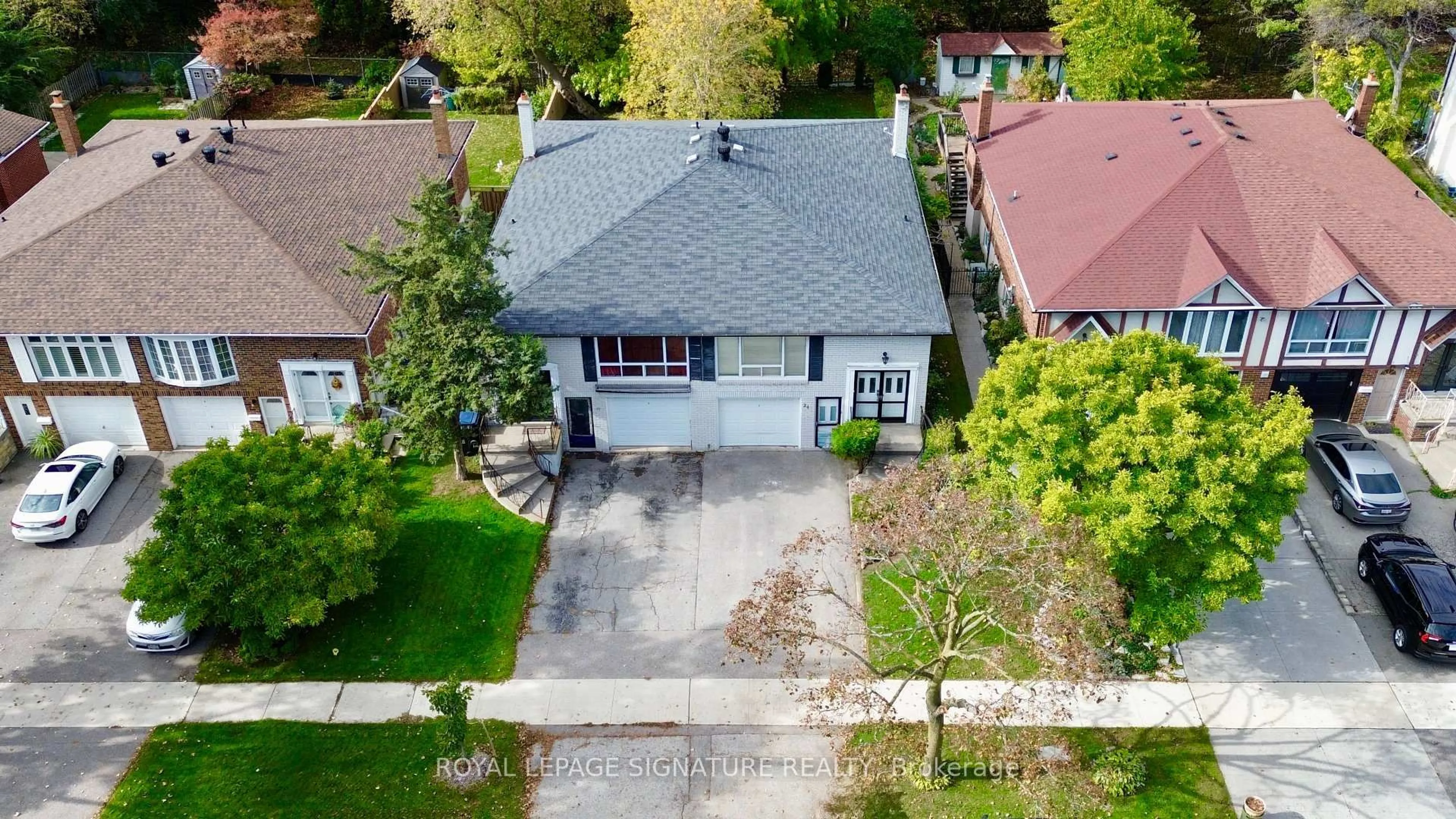 A pic from outside/outdoor area/front of a property/back of a property/a pic from drone, street for 24 Chipwood Cres, Toronto Ontario M2J 3X7