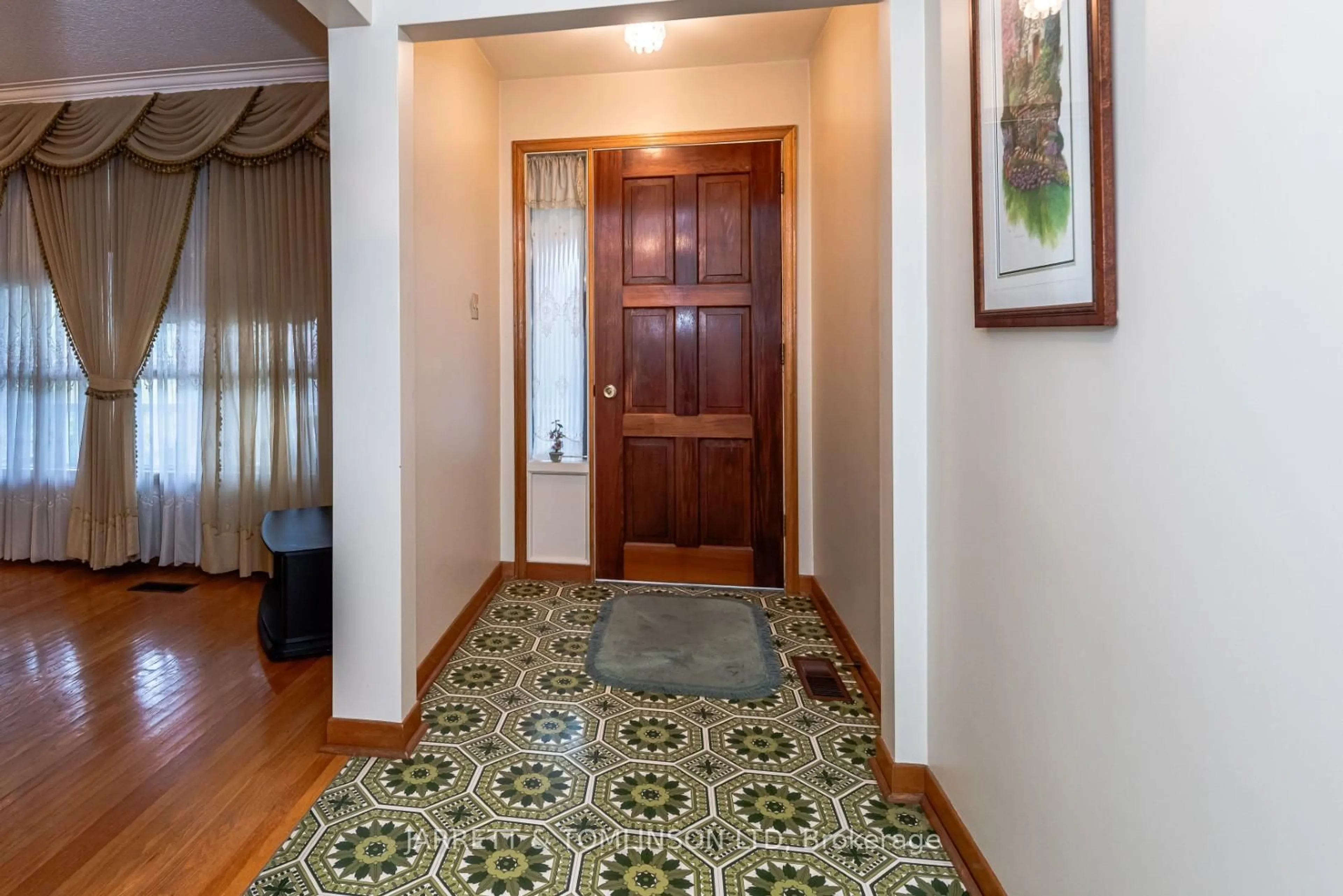 Indoor foyer for 280 Cummer Ave, Toronto Ontario M2M 2E7