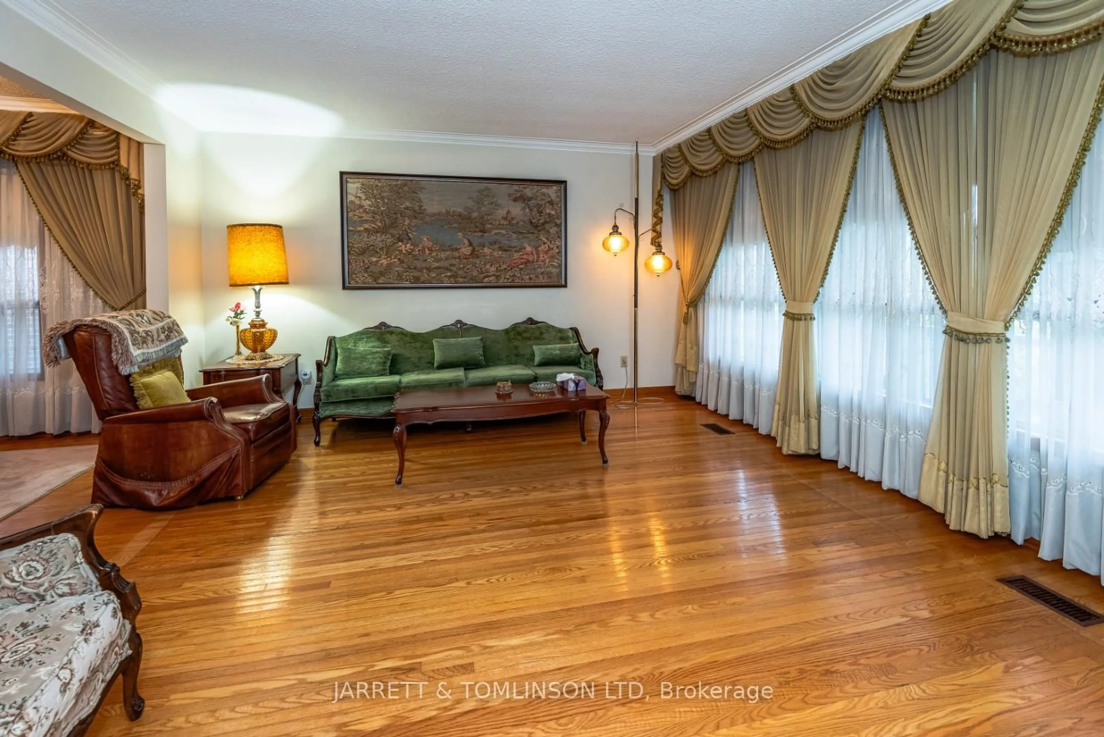 Living room with furniture, wood/laminate floor for 280 Cummer Ave, Toronto Ontario M2M 2E7