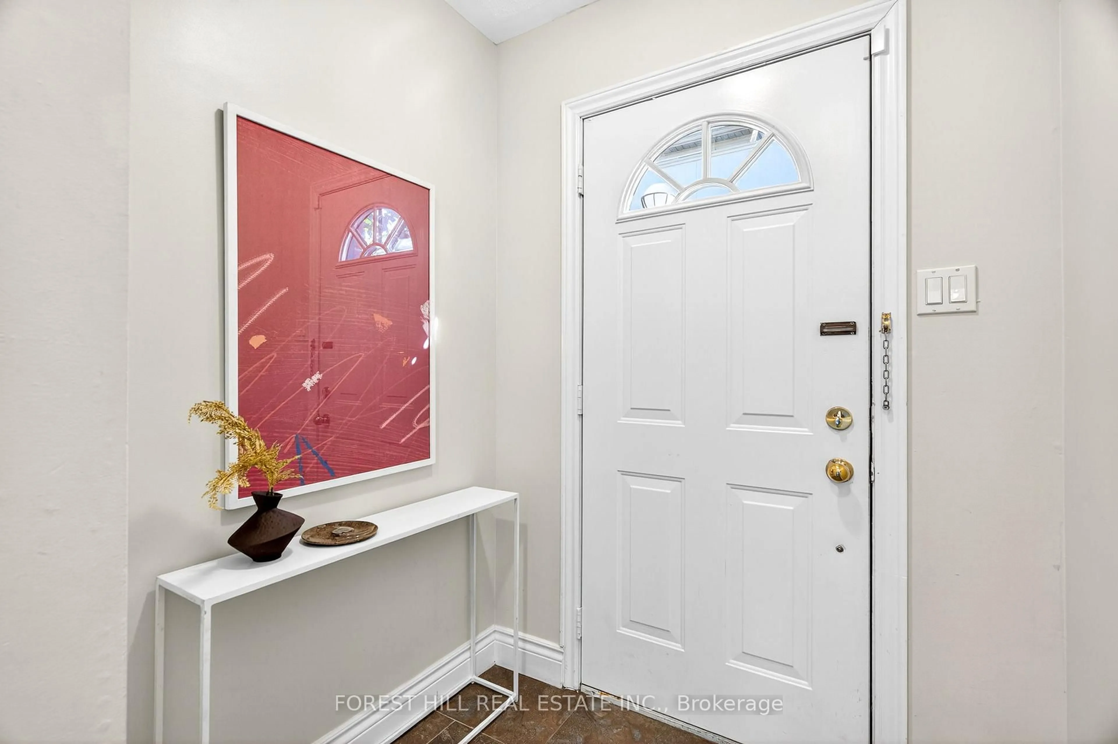 Indoor entryway for 55 Halton St #103, Toronto Ontario M6J 1R5