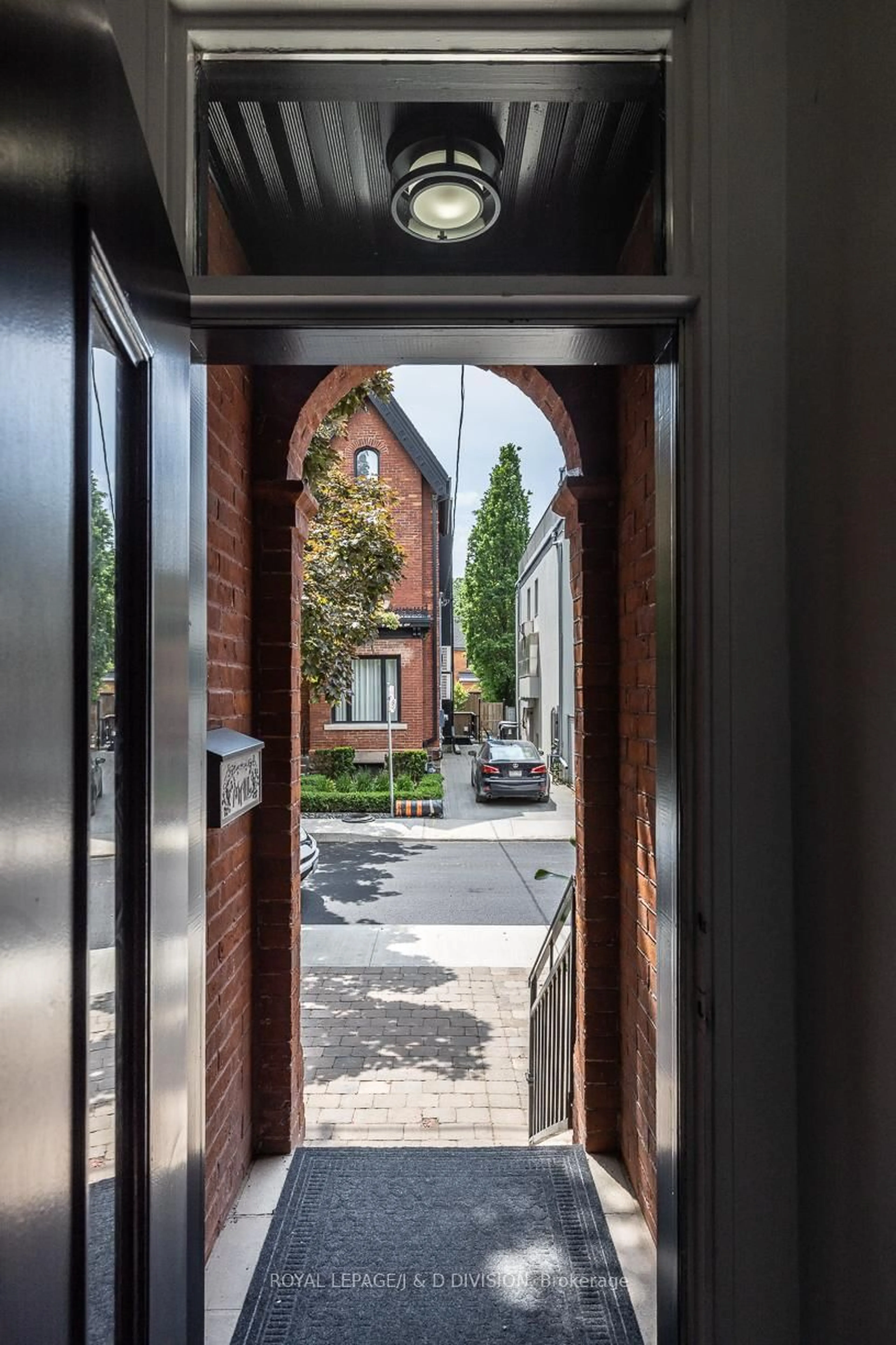 Indoor entryway for 16 Boswell Ave, Toronto Ontario M5R 1M4