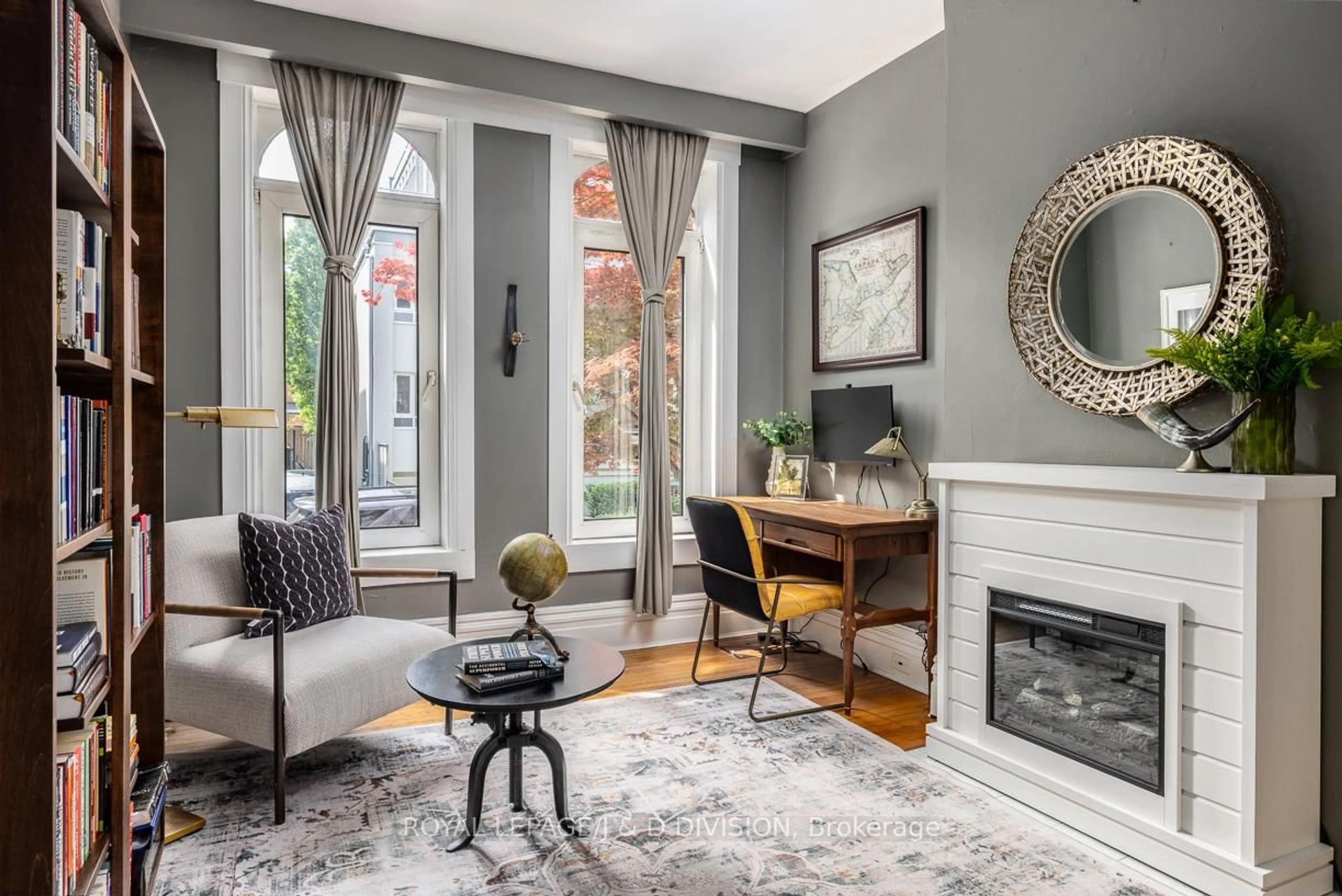 Living room with furniture, unknown for 16 Boswell Ave, Toronto Ontario M5R 1M4