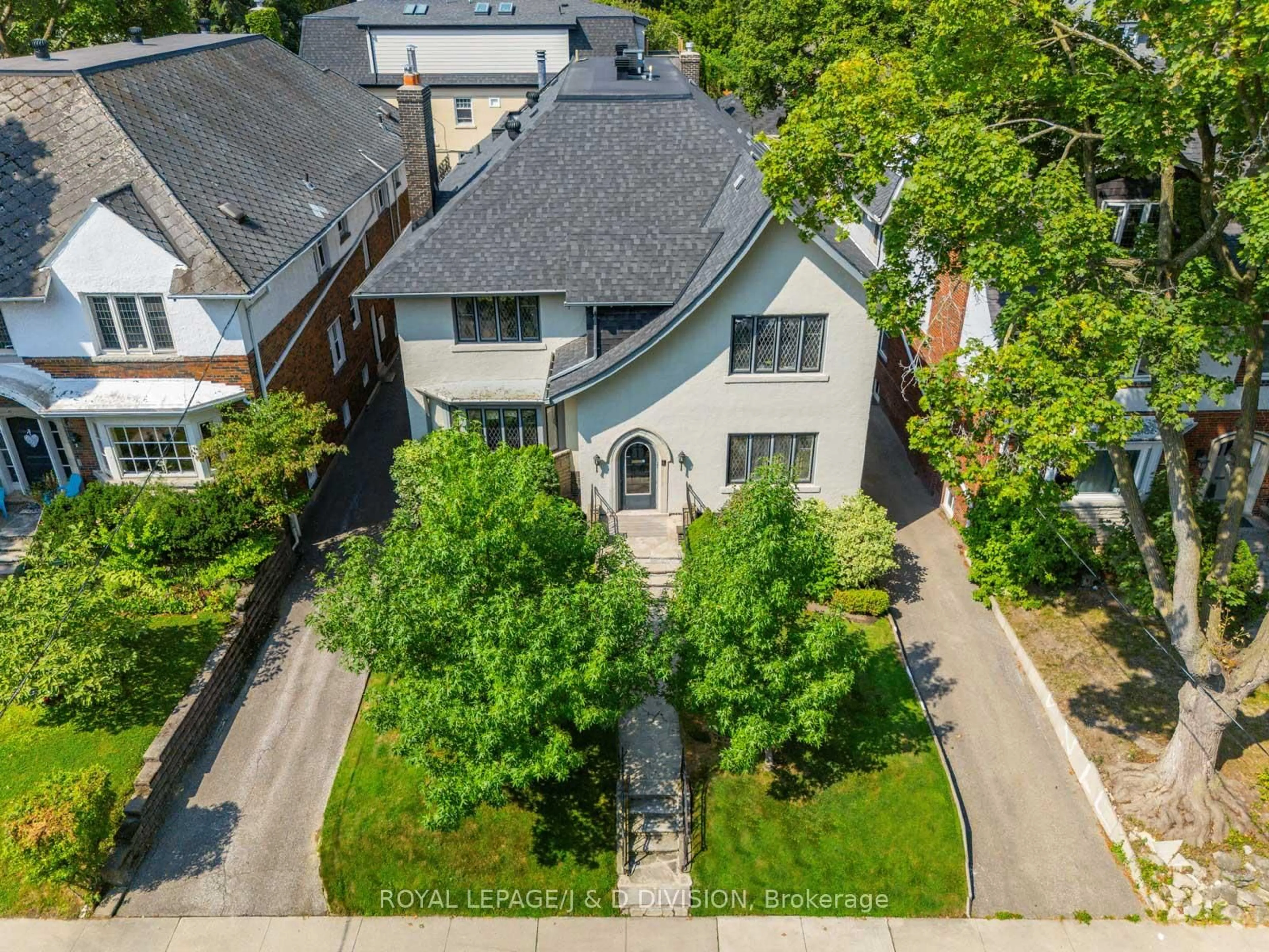 A pic from outside/outdoor area/front of a property/back of a property/a pic from drone, street for 4 Highbourne Rd, Toronto Ontario M5P 2J2