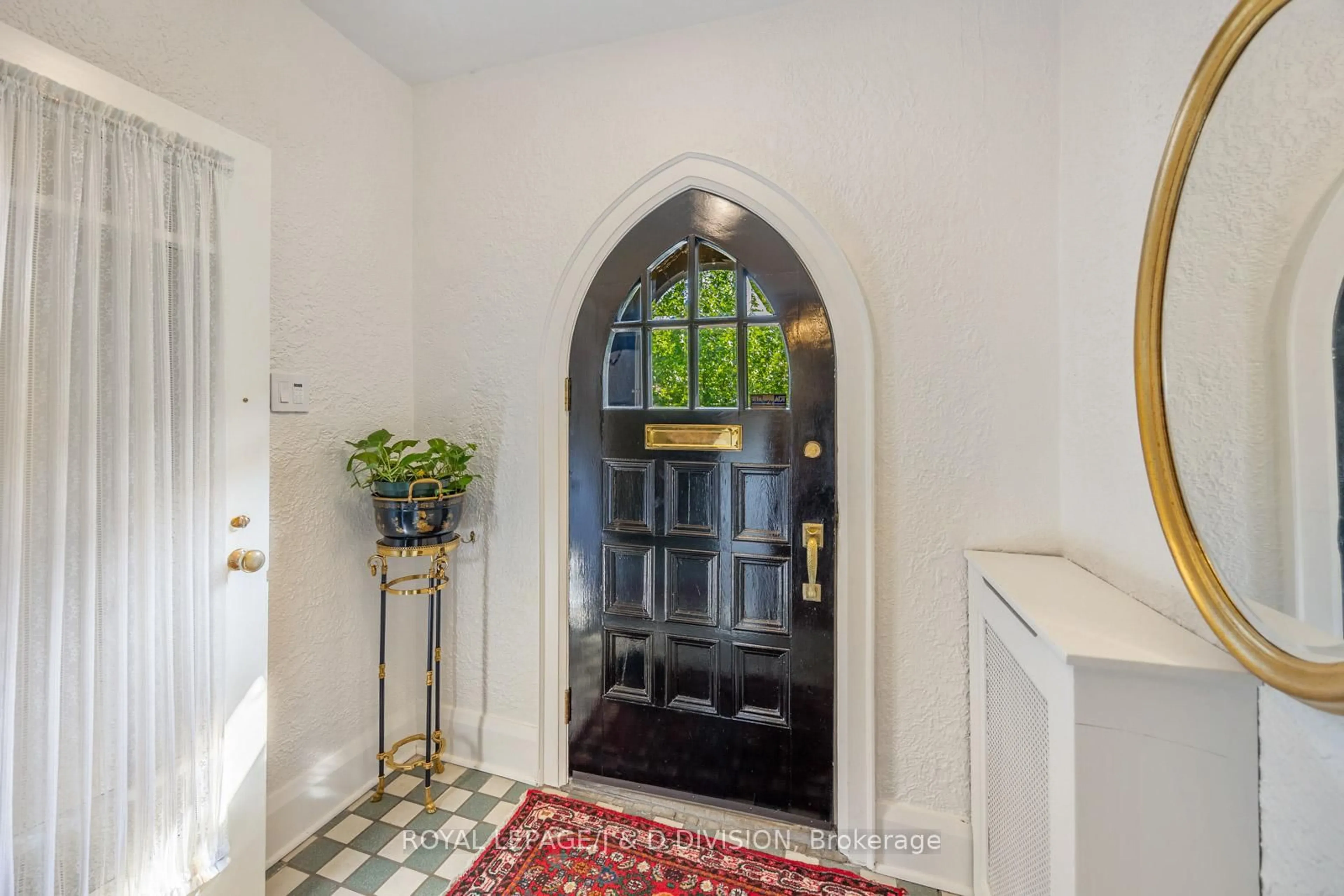 Indoor entryway for 4 Highbourne Rd, Toronto Ontario M5P 2J2