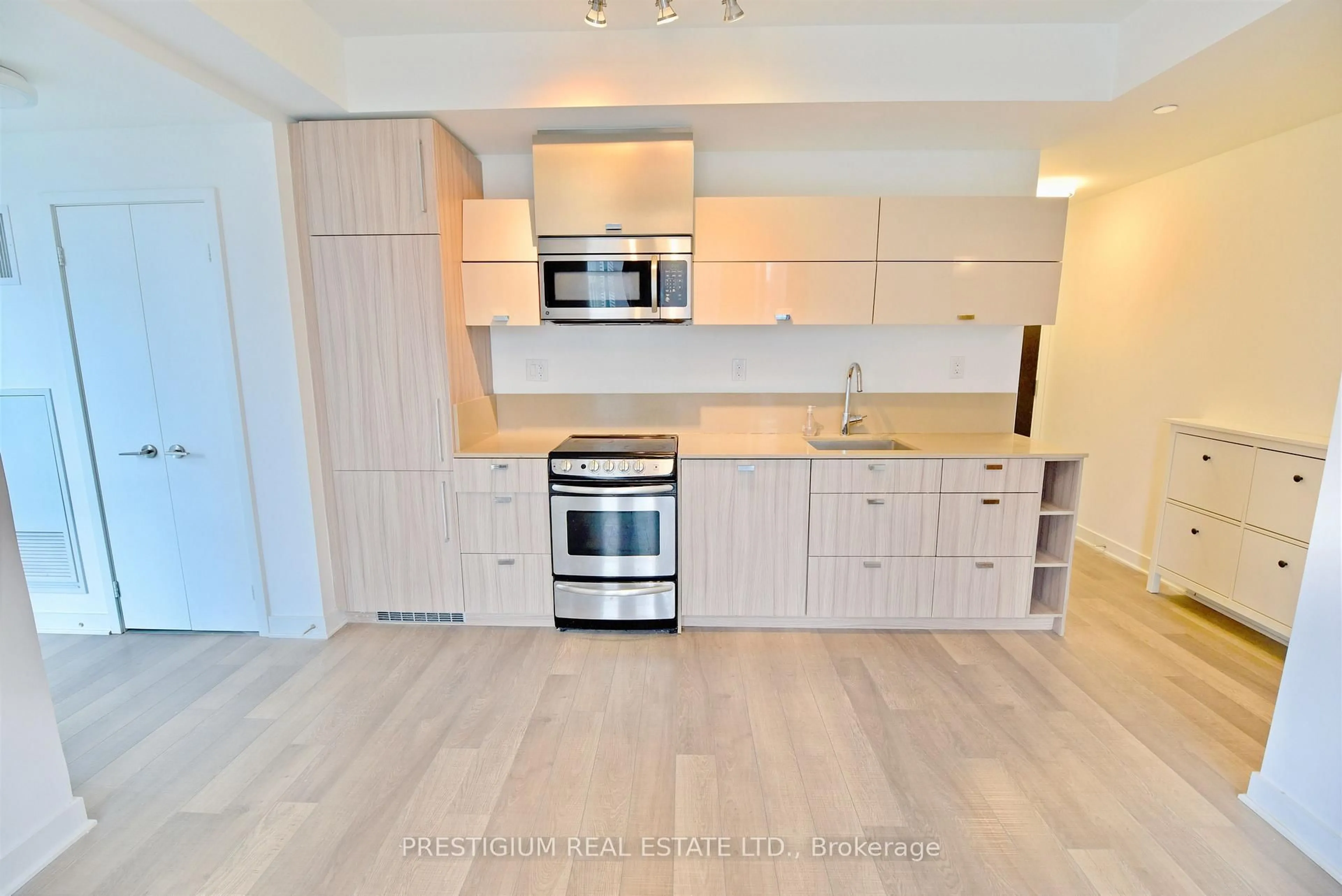 Standard kitchen, wood/laminate floor for 290 Adelaide St #1910, Toronto Ontario M5V 0P3