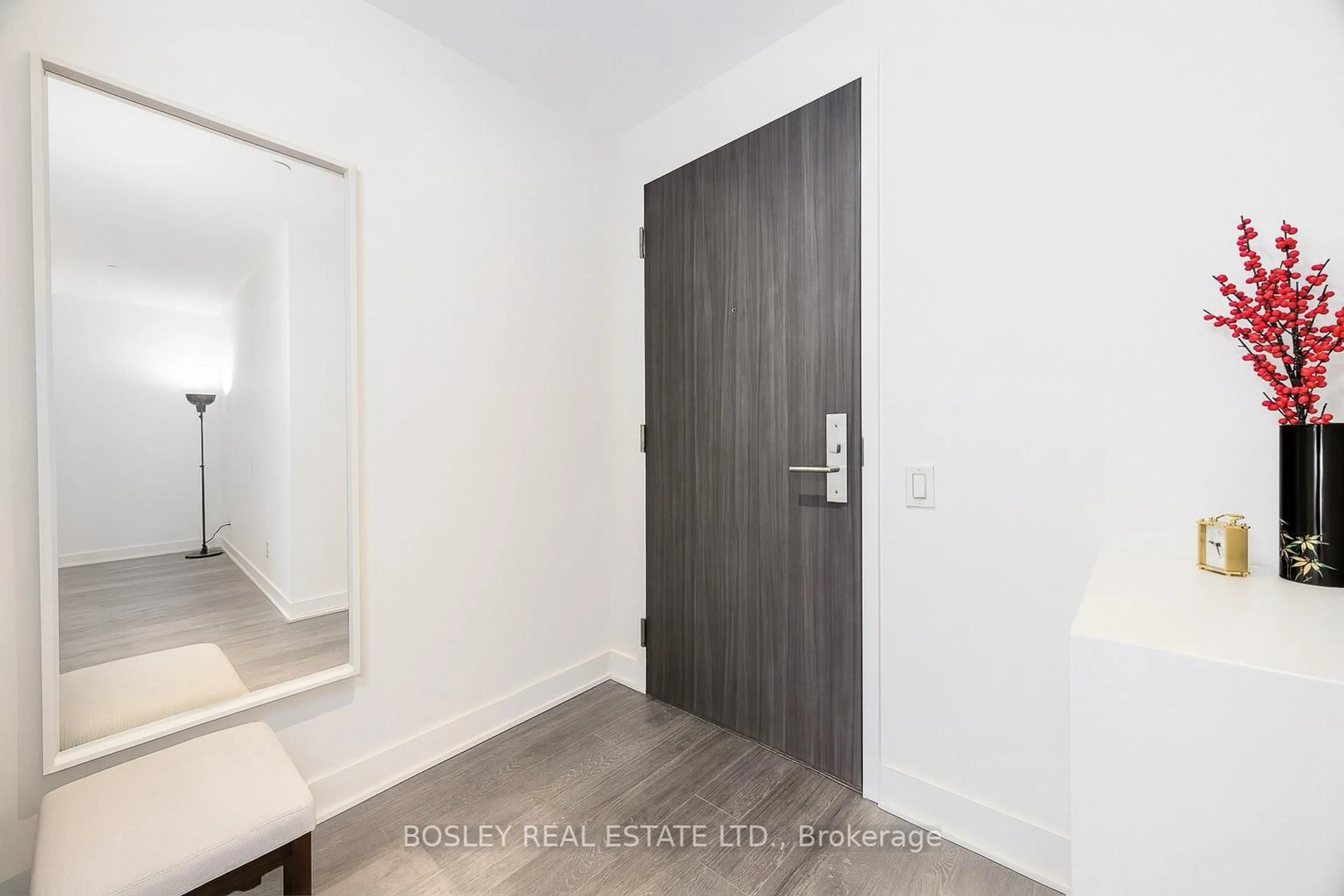 Indoor entryway for 185 Roehampton Ave #2112, Toronto Ontario M4P 0C6