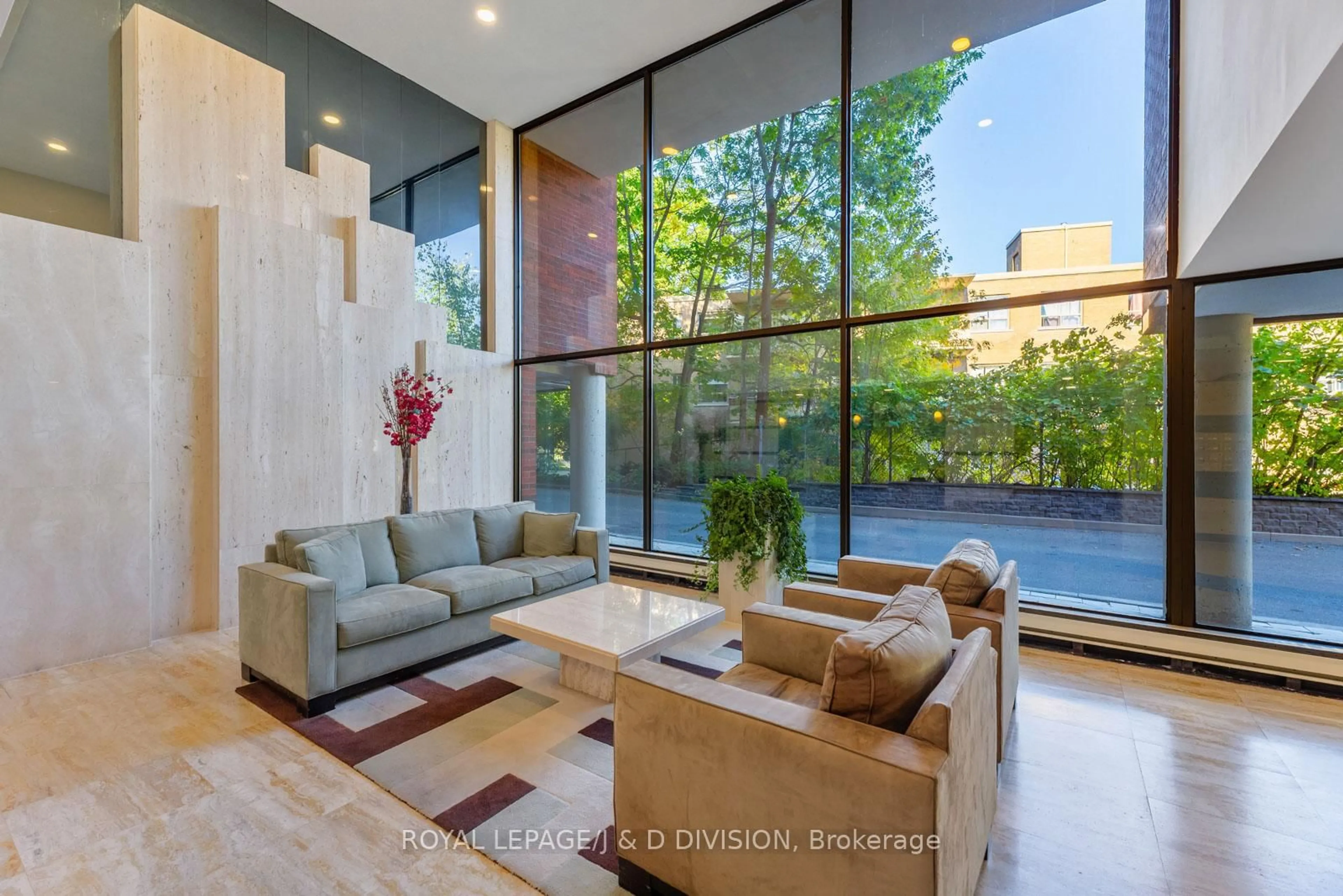 Indoor foyer for 30 Glen Elm Ave #305, Toronto Ontario M4T 1T7