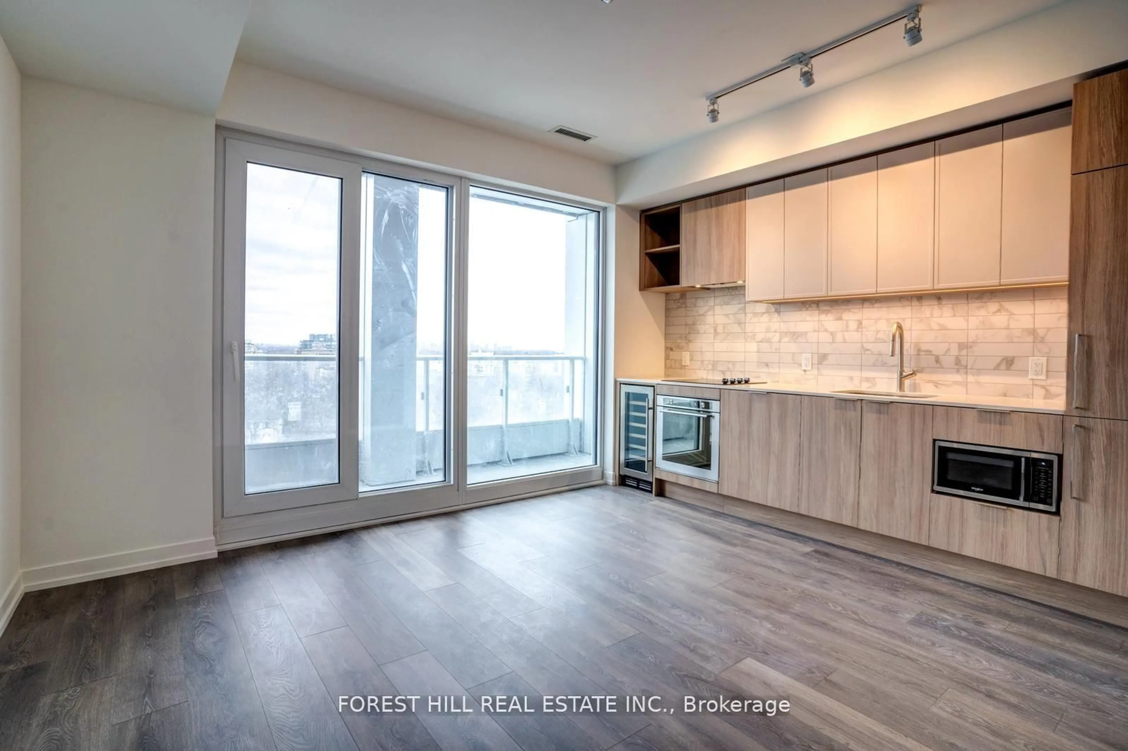Open concept kitchen, wood/laminate floor for 2020 Bathurst St #1615, Toronto Ontario M5P 0A6