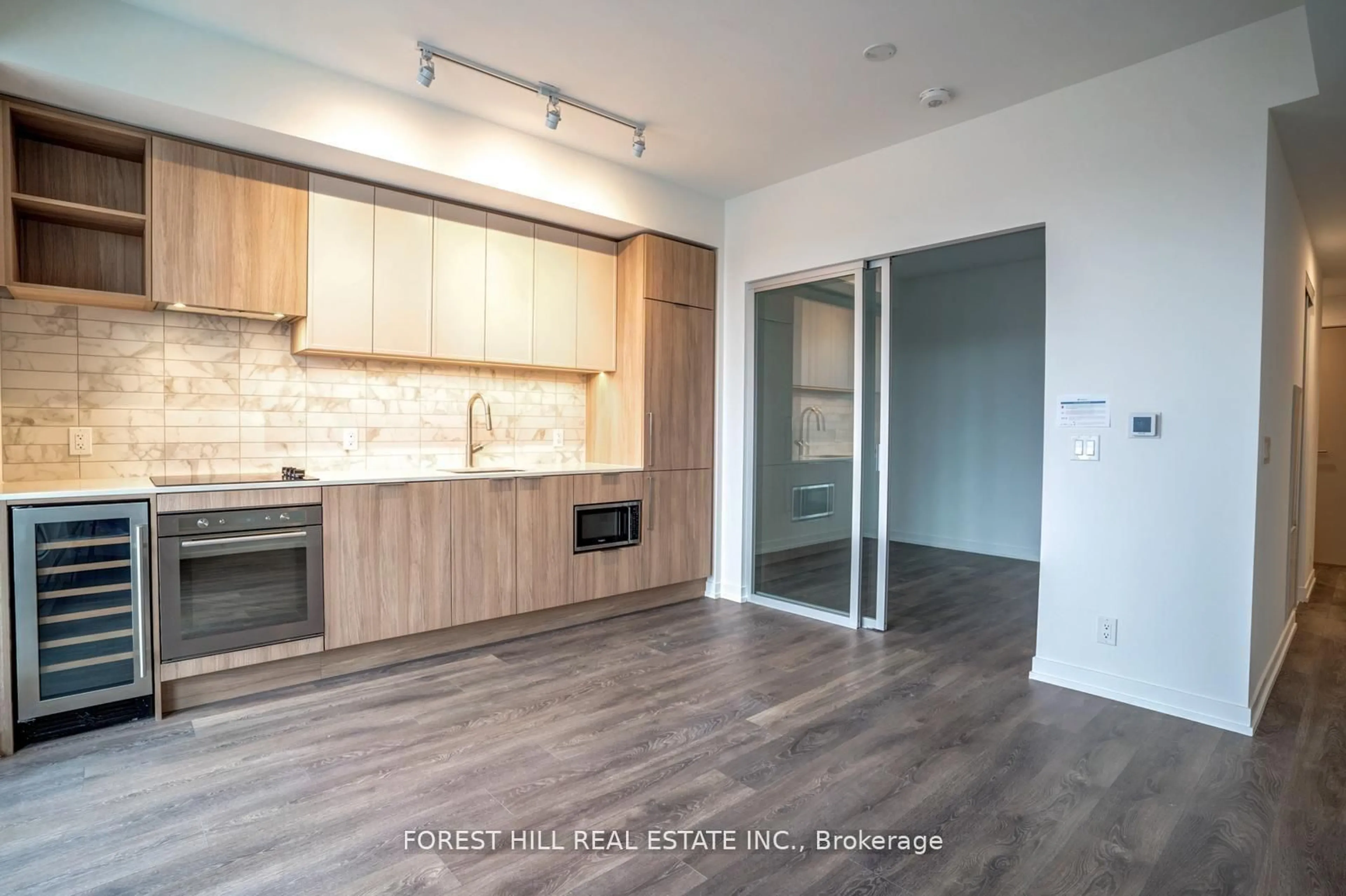 Open concept kitchen, wood/laminate floor for 2020 Bathurst St #1615, Toronto Ontario M5P 0A6